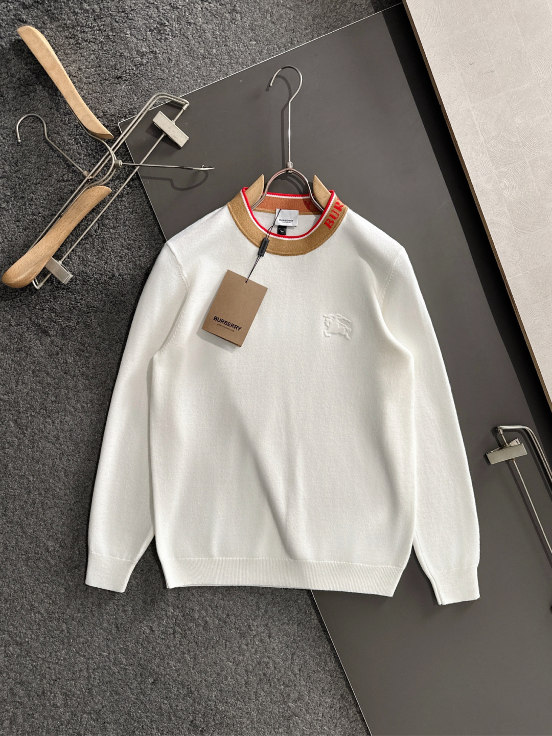 NO:711807,Support the new BBR 2025 autumn and winter all-over jacquard new simple round-neck knitted woolen sweater, exquisite craft counter fabrics, fusion of top elements, complete classic 3 standards, trendy men's fashion, unparalleled in terms of upper body comfort and size M-3XL,,19860909支持年后 BBR 2025秋冬全身提花新款简约圆领针织羊毛衫,精致工艺专柜面料,顶级元素融合打造,经典3标齐全,潮男时尚,无论是上身舒适度还是都是无可比拟的存在 码数M-3XL,,,Men's clothing