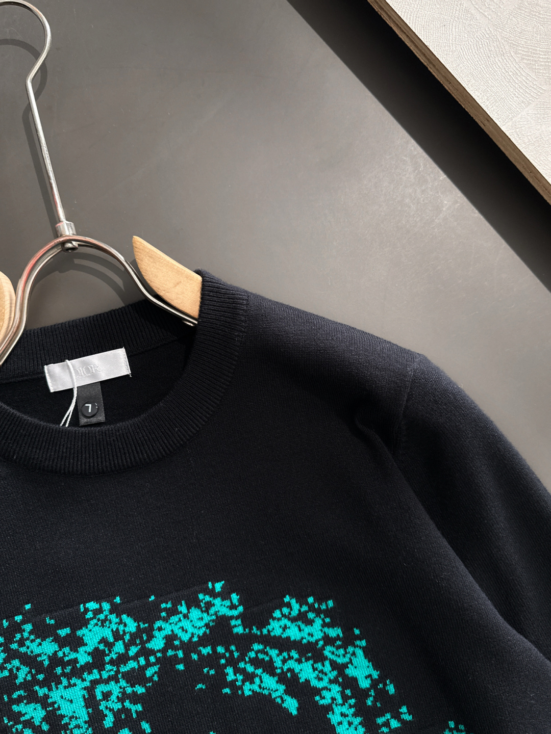 CD 2025秋冬全身提花新款简约圆领针织羊毛衫，精致工艺专柜面料，顶级元素融合打造，经典3标齐全，潮男