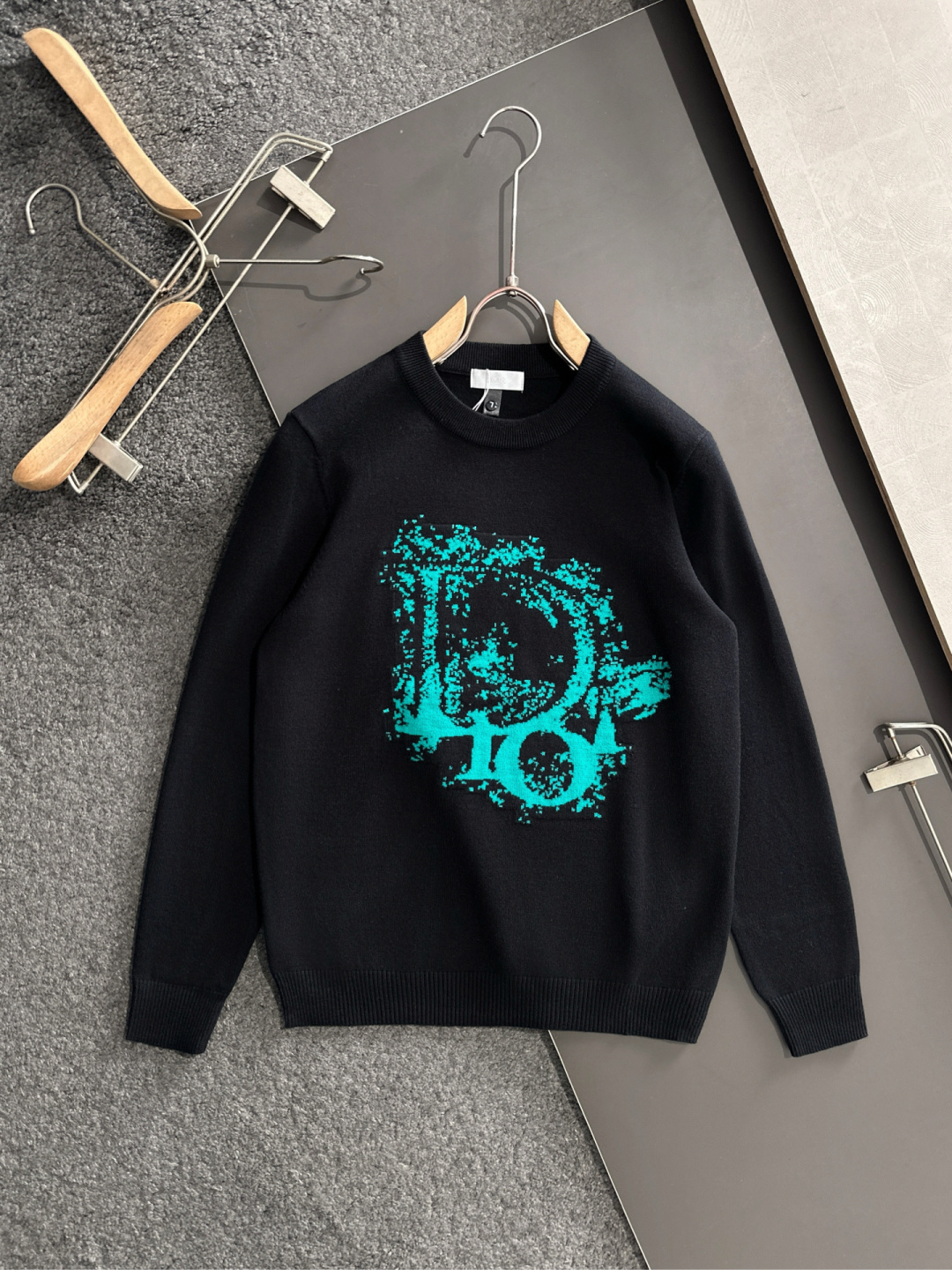 CD 2025秋冬全身提花新款简约圆领针织羊毛衫，精致工艺专柜面料，顶级元素融合打造，经典3标齐全，潮男