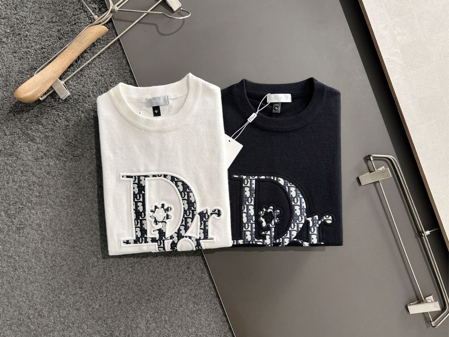 CD 2025秋冬全身提花新款简约圆领针织羊毛衫，精致工艺专柜面料，顶级元素融合打造，经典3标齐全，潮男