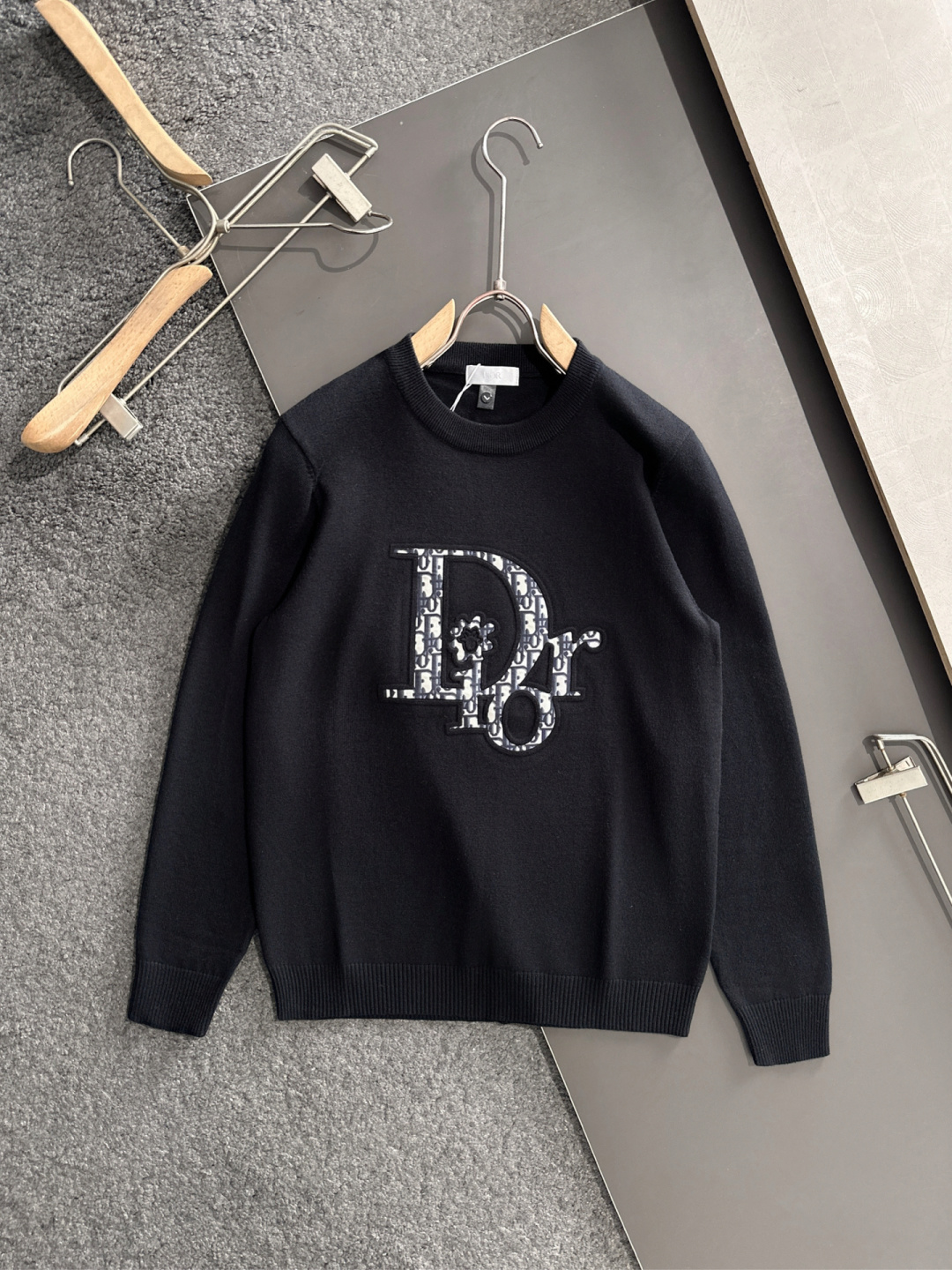 CD 2025秋冬全身提花新款简约圆领针织羊毛衫，精致工艺专柜面料，顶级元素融合打造，经典3标齐全，潮男