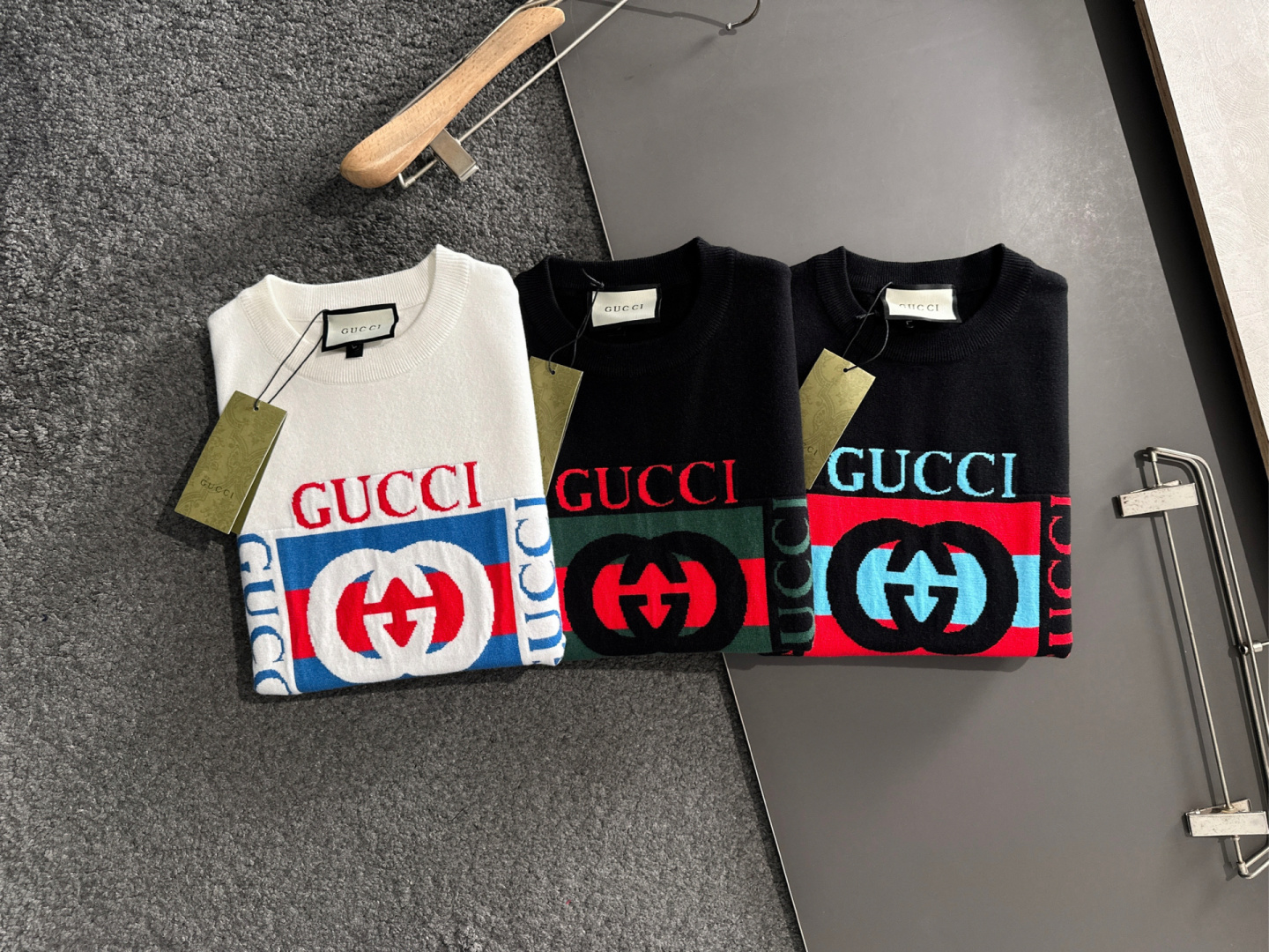 GUC 2025秋冬全身提花新款简约圆领针织羊毛衫，精致工艺专柜面料，顶级元素融合打造，经典3标齐全，潮