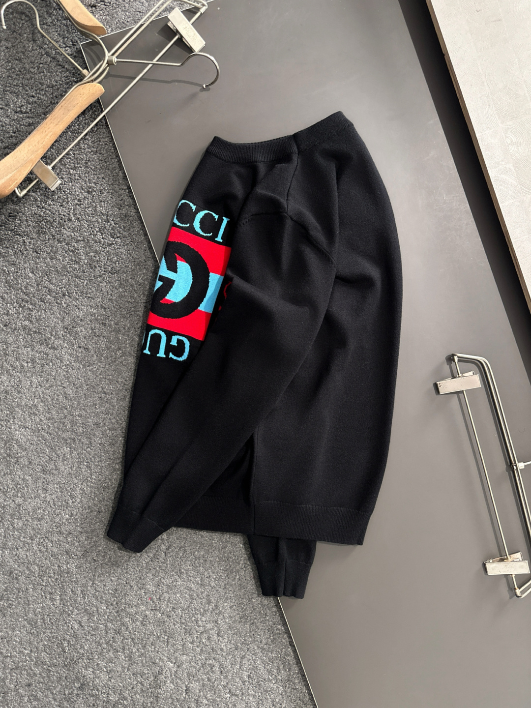 GUC 2025秋冬全身提花新款简约圆领针织羊毛衫，精致工艺专柜面料，顶级元素融合打造，经典3标齐全，潮