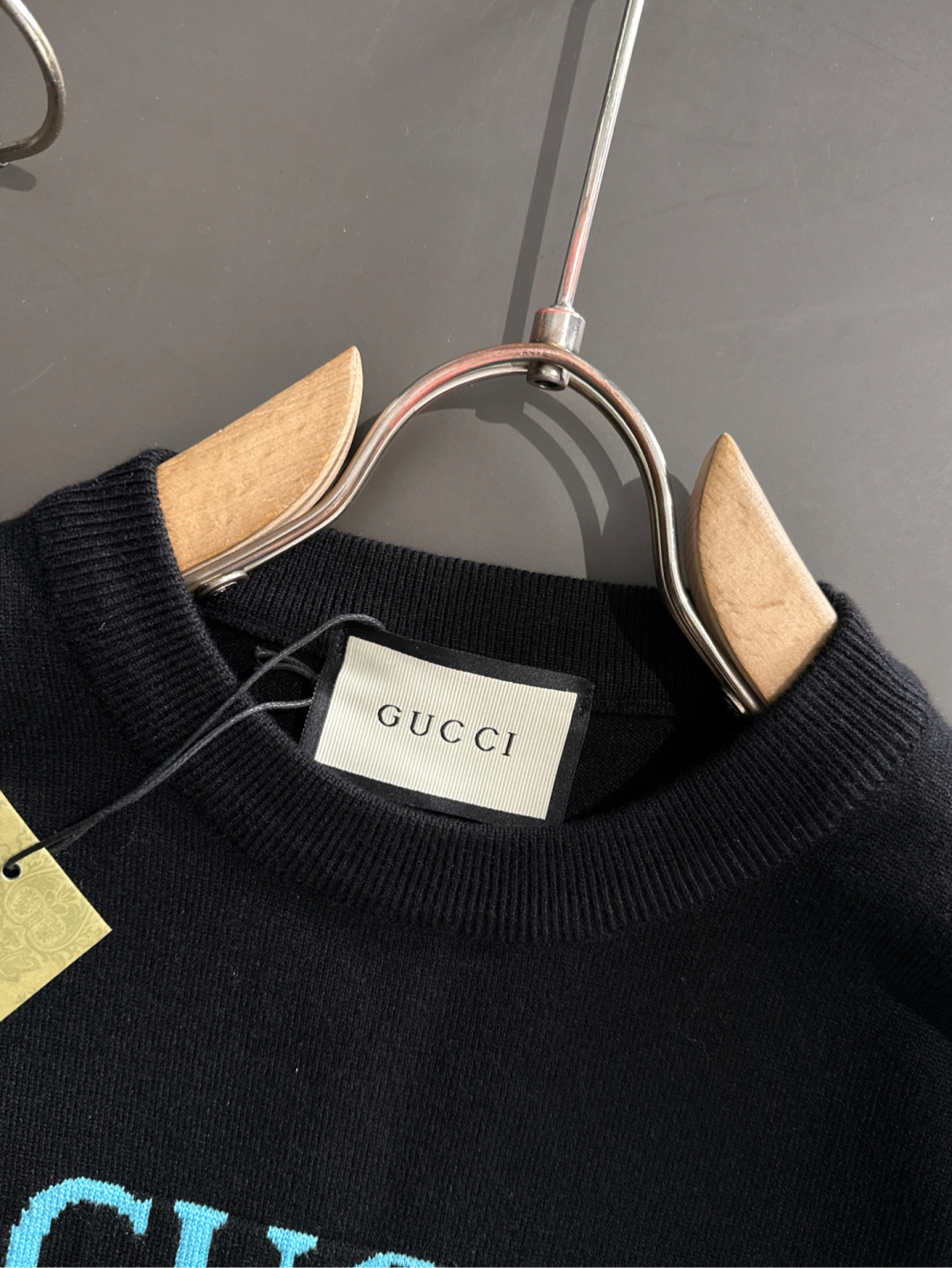 GUC 2025秋冬全身提花新款简约圆领针织羊毛衫，精致工艺专柜面料，顶级元素融合打造，经典3标齐全，潮