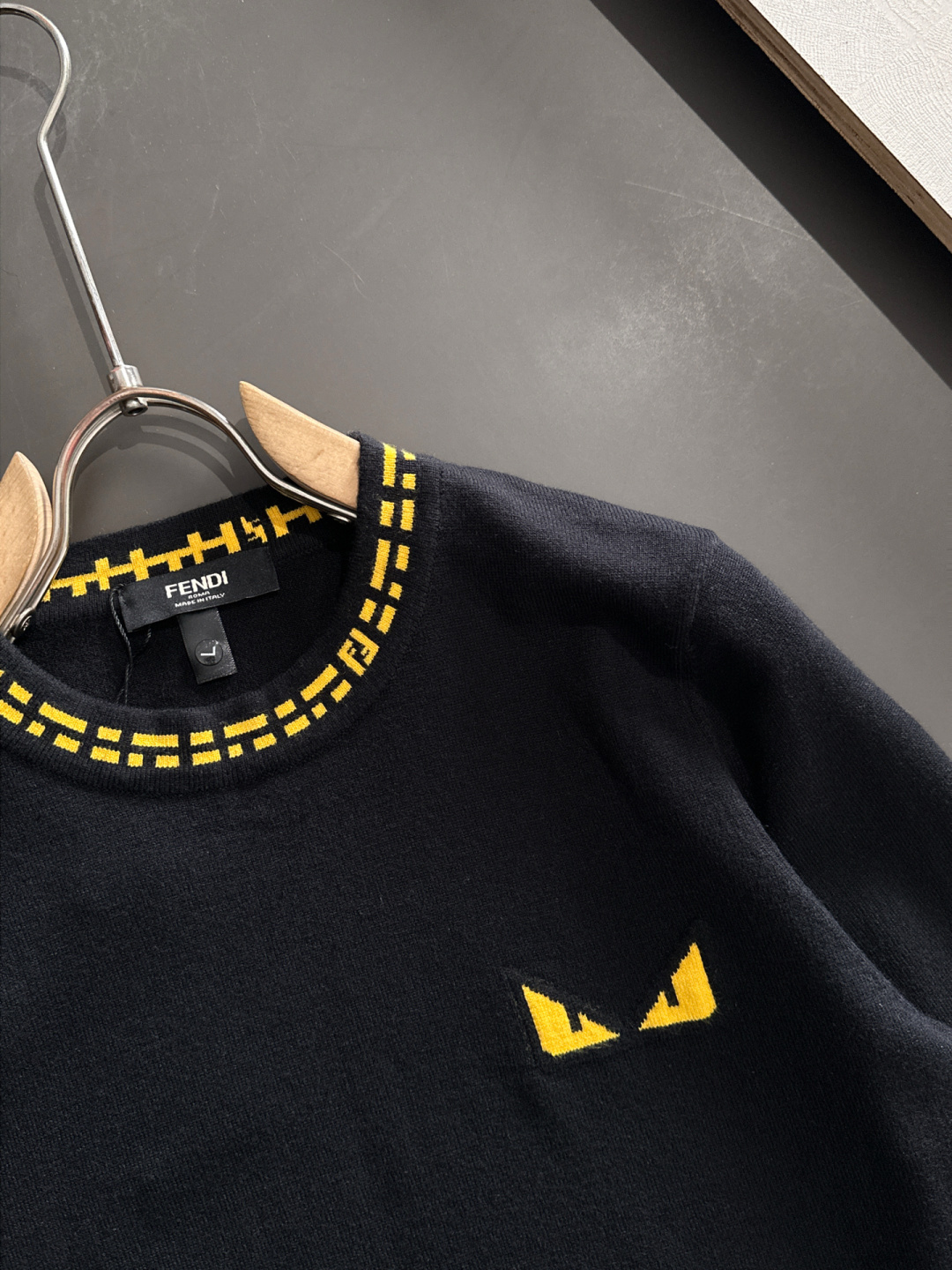 FD 2025秋冬提花➕刺绣新款简约圆领针织毛衣，精致工艺专柜面料，顶级元素融合打造，经典3标齐全，潮男