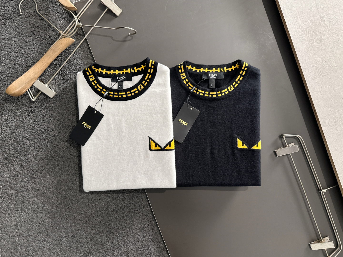 FD 2025秋冬提花➕刺绣新款简约圆领针织毛衣，精致工艺专柜面料，顶级元素融合打造，经典3标齐全，潮男