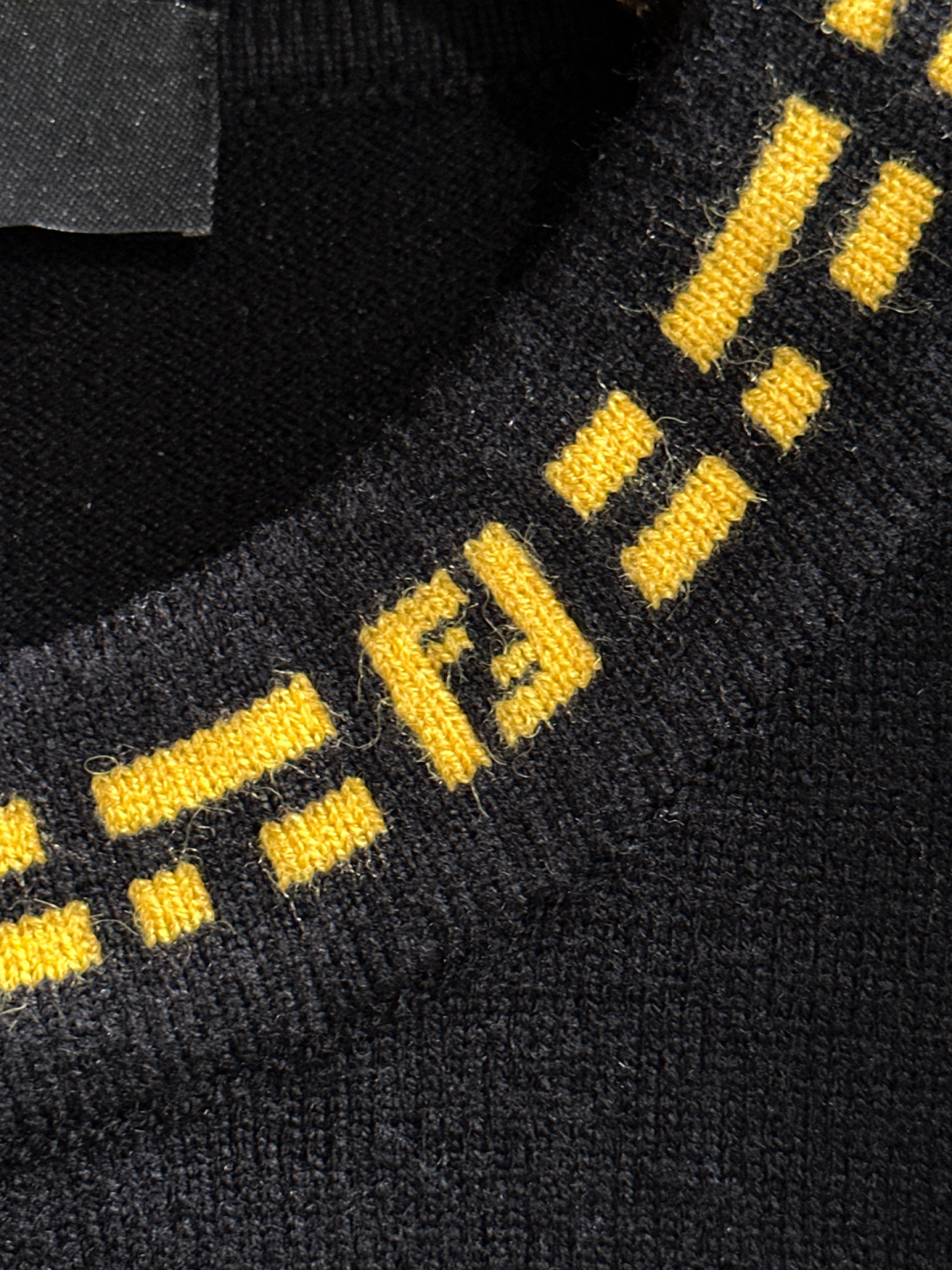 FD 2025秋冬提花➕刺绣新款简约圆领针织毛衣，精致工艺专柜面料，顶级元素融合打造，经典3标齐全，潮男