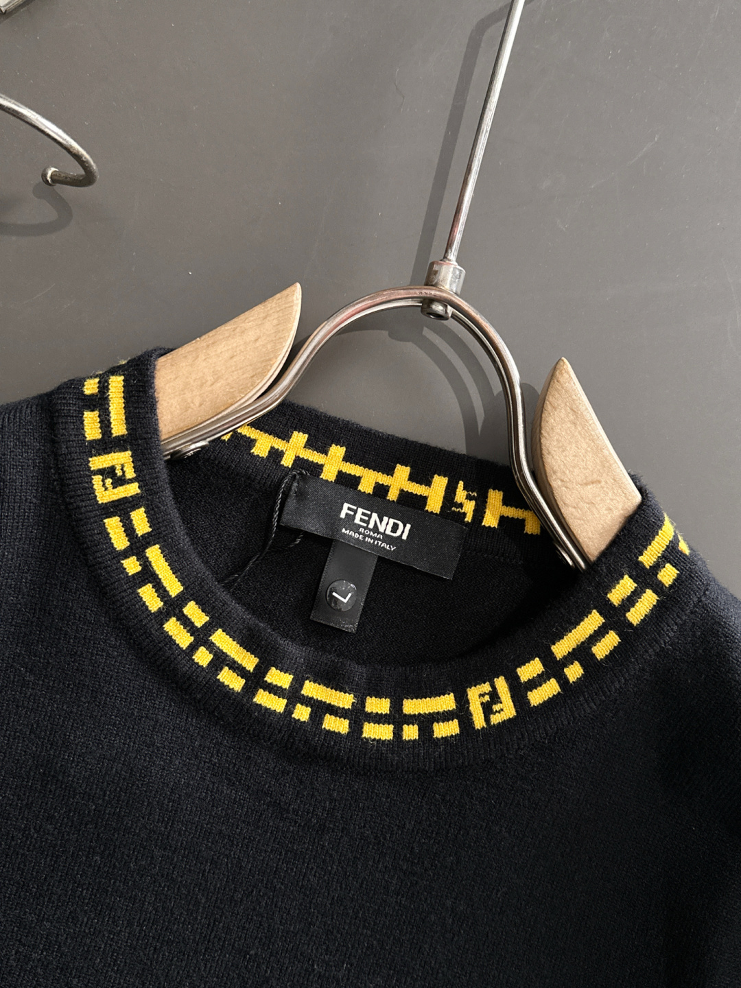 FD 2025秋冬提花➕刺绣新款简约圆领针织毛衣，精致工艺专柜面料，顶级元素融合打造，经典3标齐全，潮男