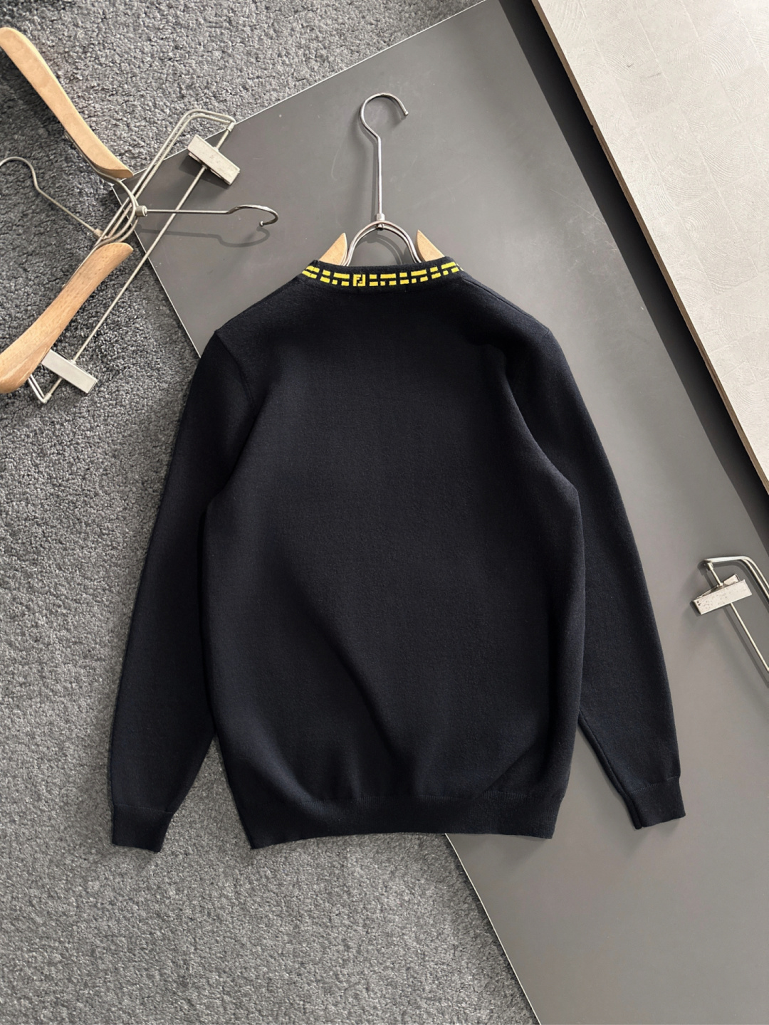 FD 2025秋冬提花➕刺绣新款简约圆领针织毛衣，精致工艺专柜面料，顶级元素融合打造，经典3标齐全，潮男