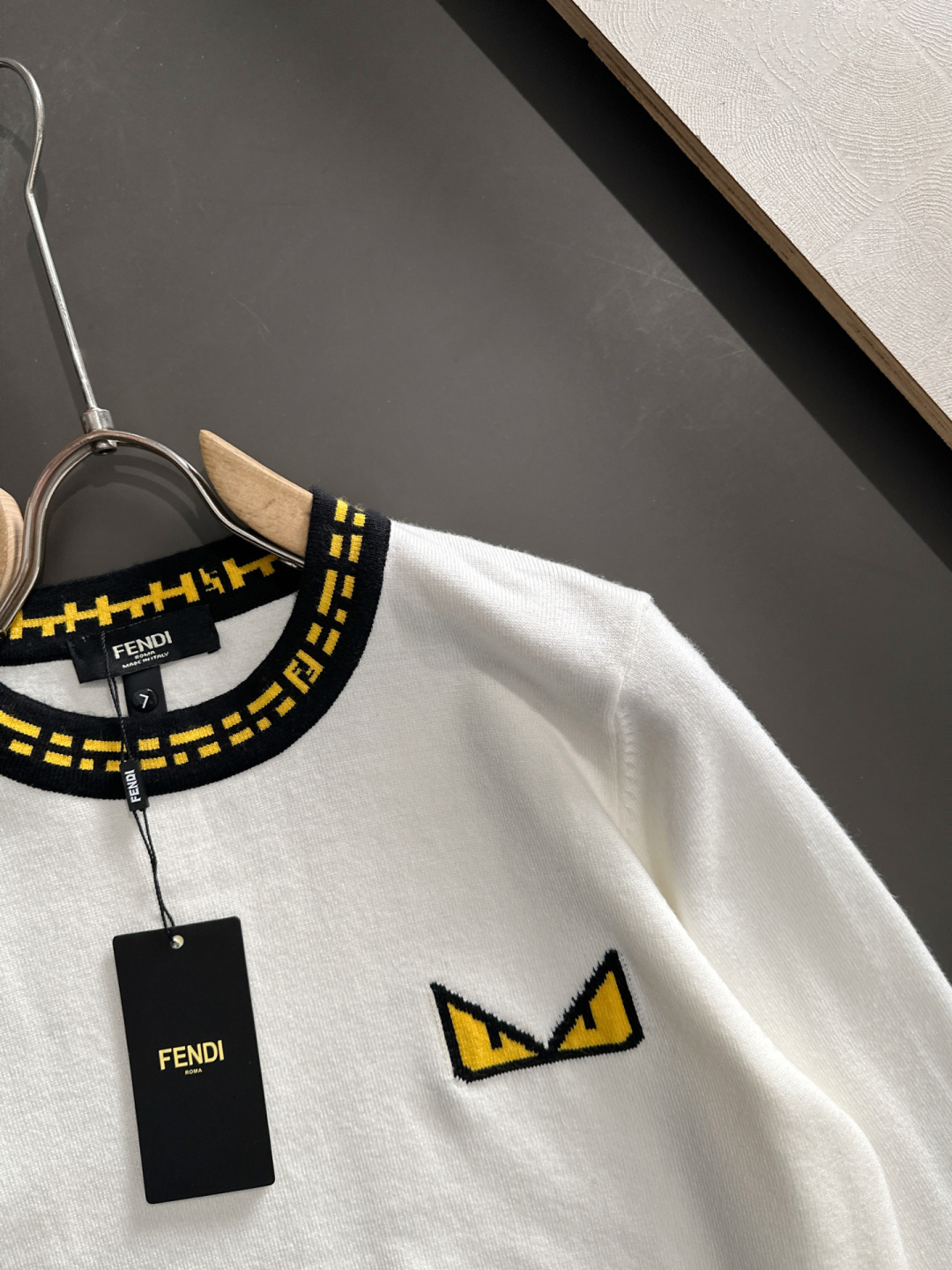 FD 2025秋冬提花➕刺绣新款简约圆领针织毛衣，精致工艺专柜面料，顶级元素融合打造，经典3标齐全，潮男