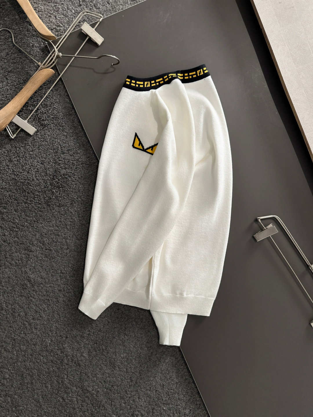 FD 2025秋冬提花➕刺绣新款简约圆领针织毛衣，精致工艺专柜面料，顶级元素融合打造，经典3标齐全，潮男