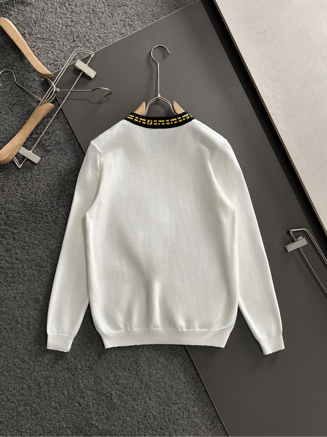 FD 2025秋冬提花➕刺绣新款简约圆领针织毛衣，精致工艺专柜面料，顶级元素融合打造，经典3标齐全，潮男