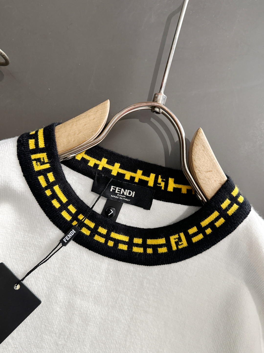 FD 2025秋冬提花➕刺绣新款简约圆领针织毛衣，精致工艺专柜面料，顶级元素融合打造，经典3标齐全，潮男