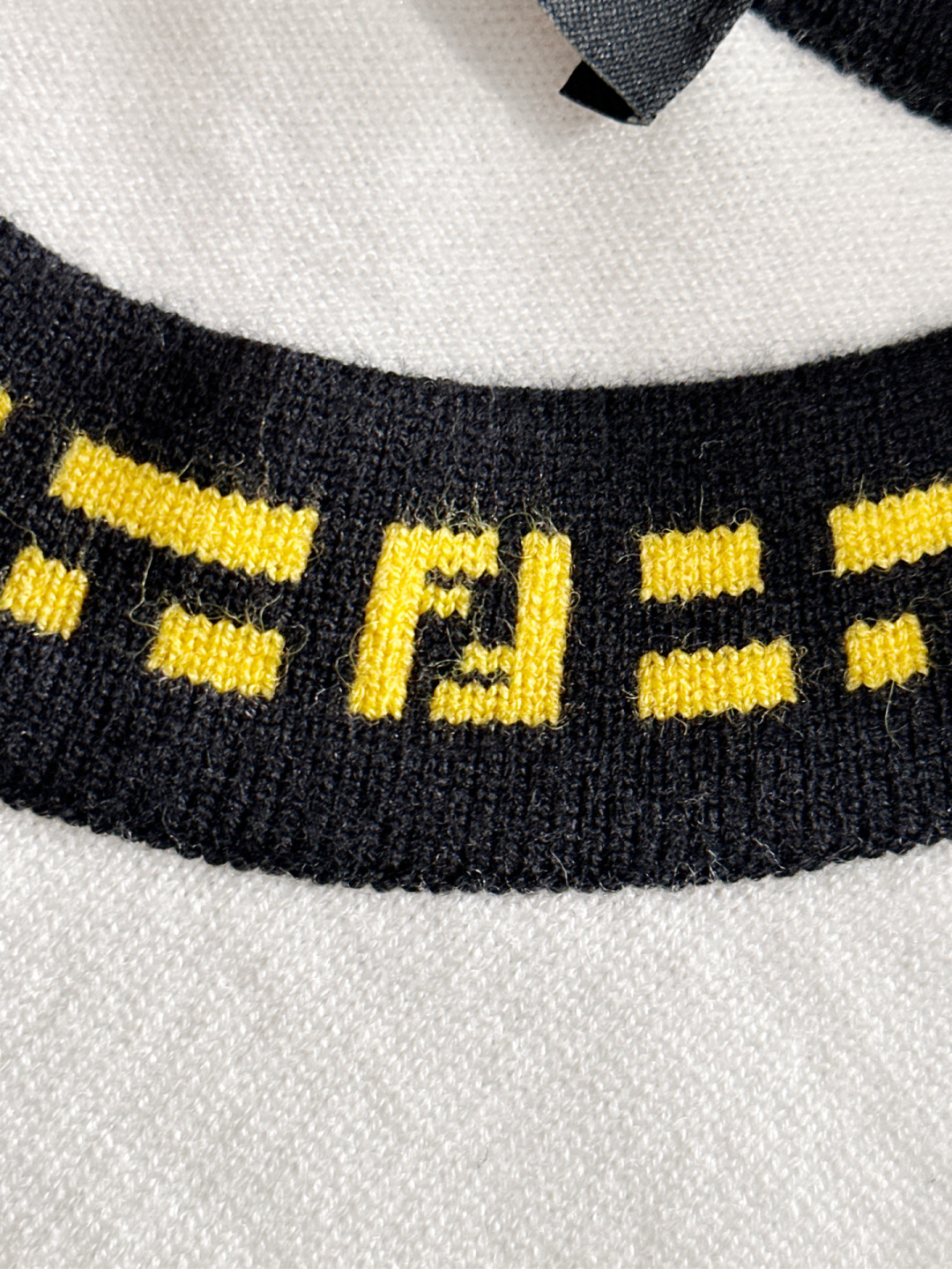 FD 2025秋冬提花➕刺绣新款简约圆领针织毛衣，精致工艺专柜面料，顶级元素融合打造，经典3标齐全，潮男