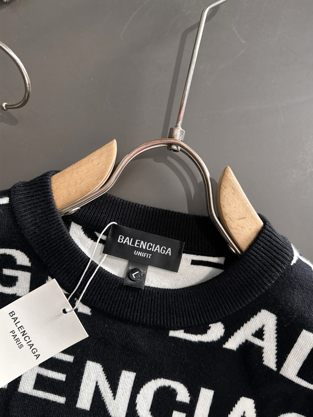 BAL 2025秋冬提花➕刺绣新款简约圆领针织毛衣，精致工艺专柜面料，顶级元素融合打造，经典3标齐全，潮