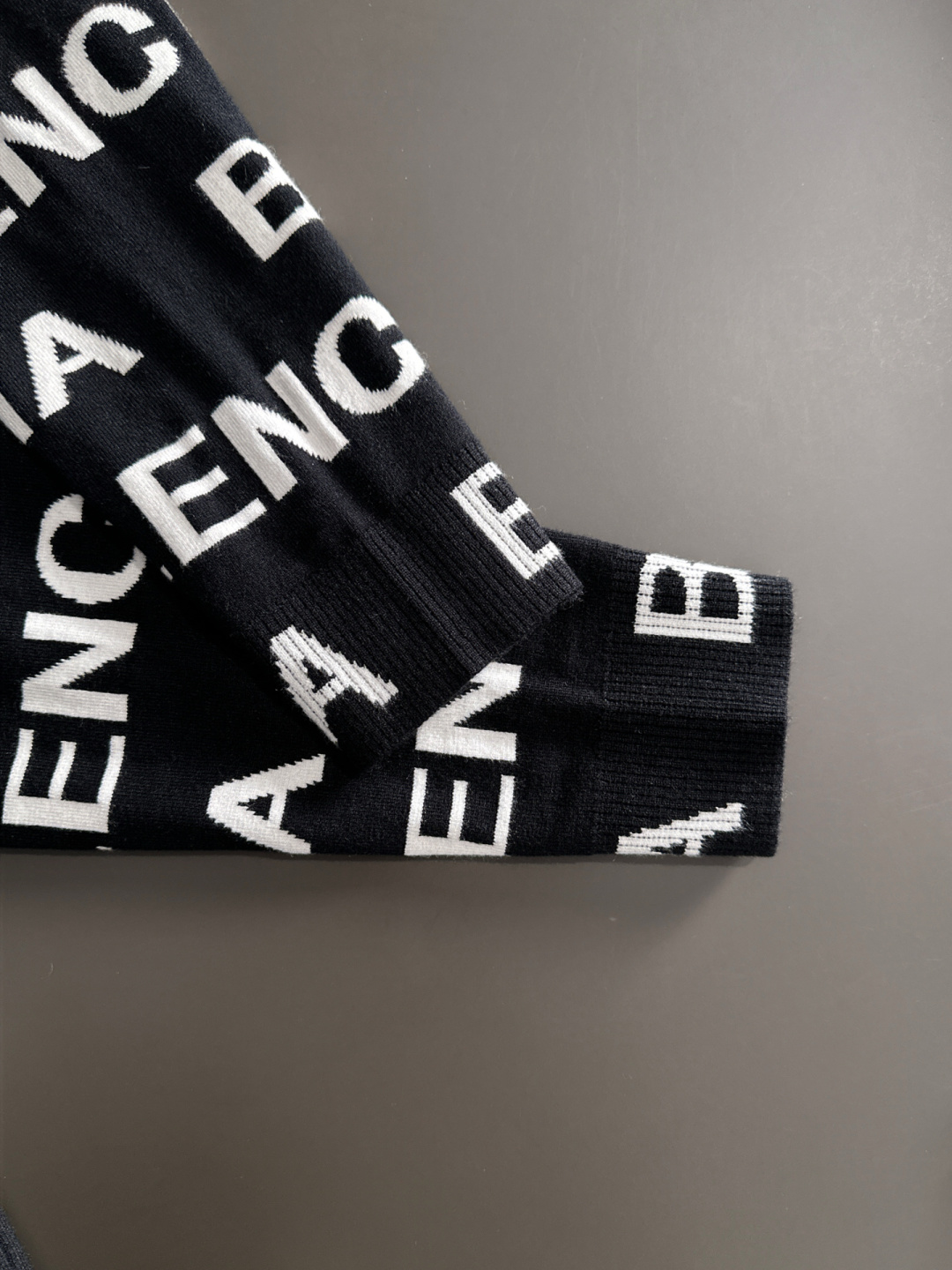 BAL 2025秋冬提花➕刺绣新款简约圆领针织毛衣，精致工艺专柜面料，顶级元素融合打造，经典3标齐全，潮