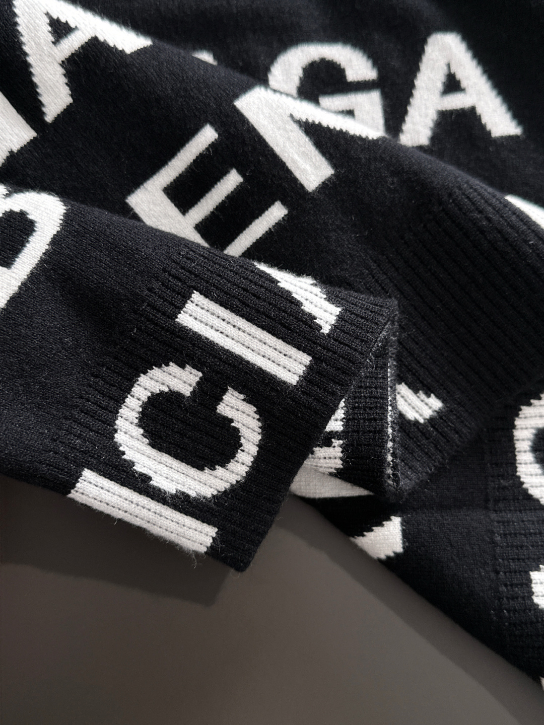 BAL 2025秋冬提花➕刺绣新款简约圆领针织毛衣，精致工艺专柜面料，顶级元素融合打造，经典3标齐全，潮