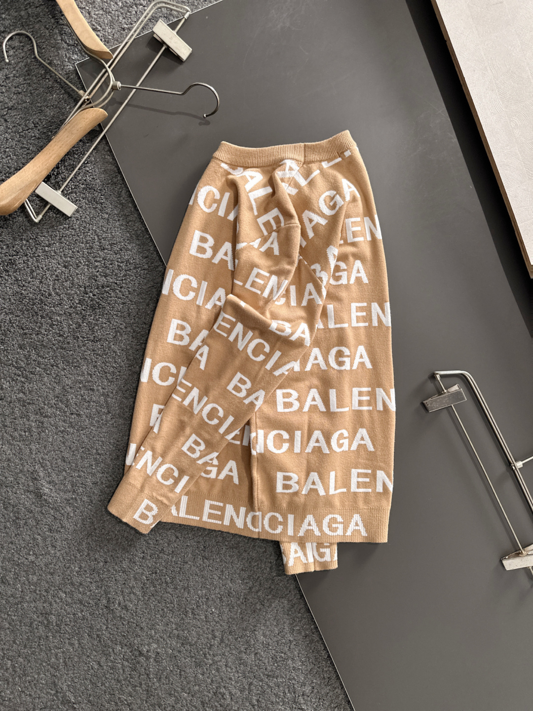 BAL 2025秋冬提花➕刺绣新款简约圆领针织毛衣，精致工艺专柜面料，顶级元素融合打造，经典3标齐全，潮