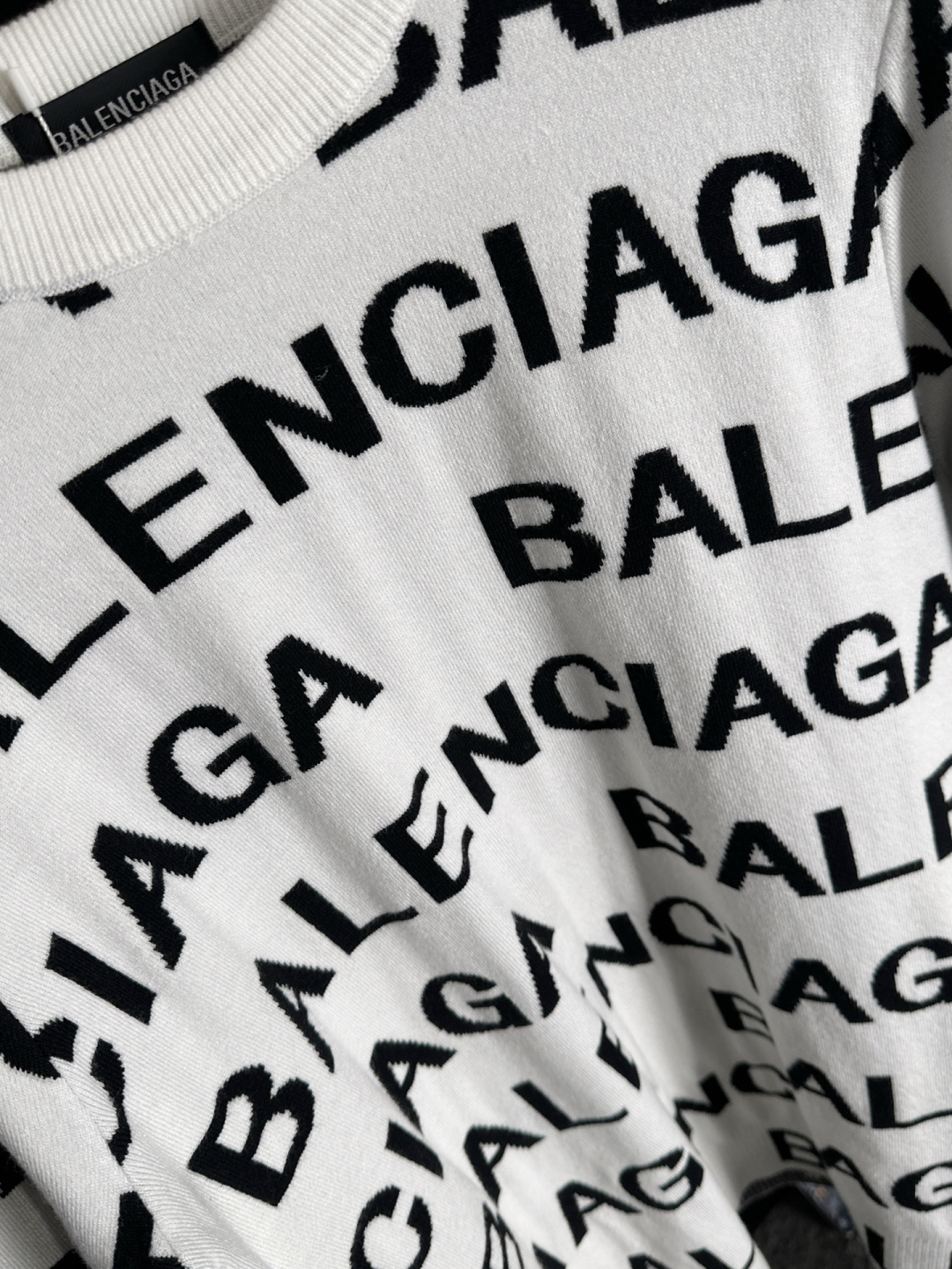 BAL 2025秋冬提花➕刺绣新款简约圆领针织毛衣，精致工艺专柜面料，顶级元素融合打造，经典3标齐全，潮