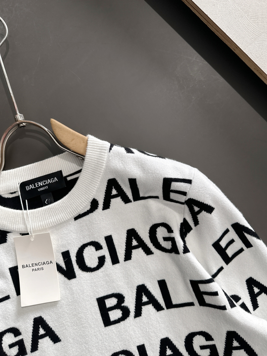 BAL 2025秋冬提花➕刺绣新款简约圆领针织毛衣，精致工艺专柜面料，顶级元素融合打造，经典3标齐全，潮