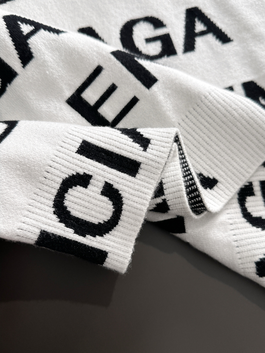 BAL 2025秋冬提花➕刺绣新款简约圆领针织毛衣，精致工艺专柜面料，顶级元素融合打造，经典3标齐全，潮