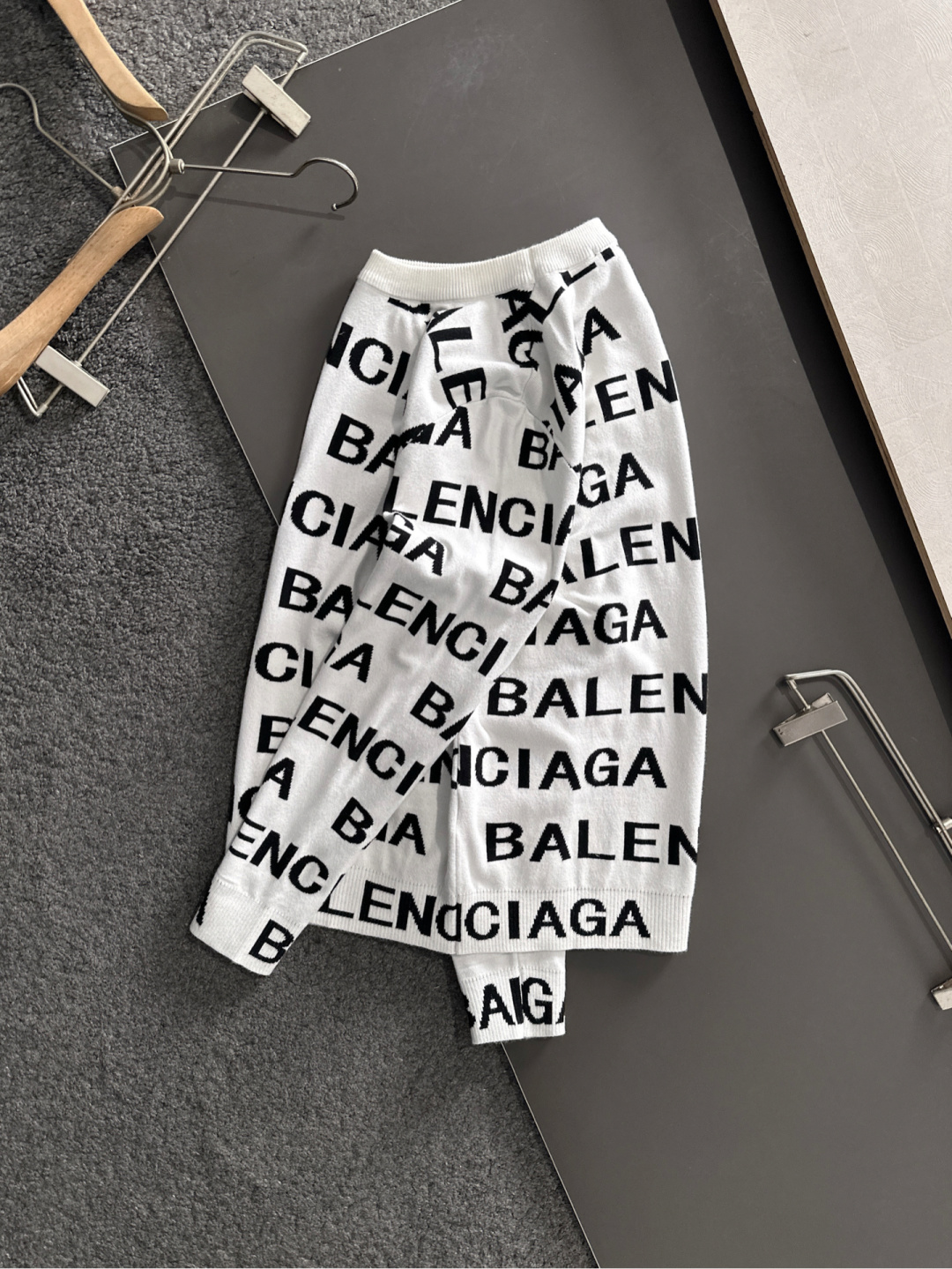 BAL 2025秋冬提花➕刺绣新款简约圆领针织毛衣，精致工艺专柜面料，顶级元素融合打造，经典3标齐全，潮