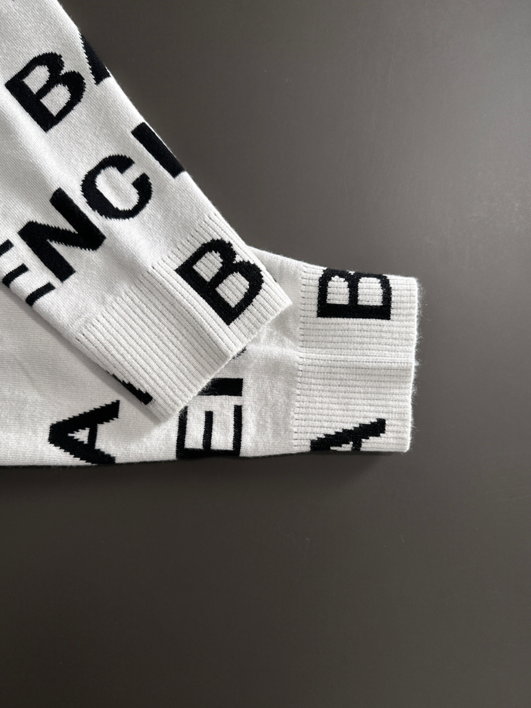 BAL 2025秋冬提花➕刺绣新款简约圆领针织毛衣，精致工艺专柜面料，顶级元素融合打造，经典3标齐全，潮