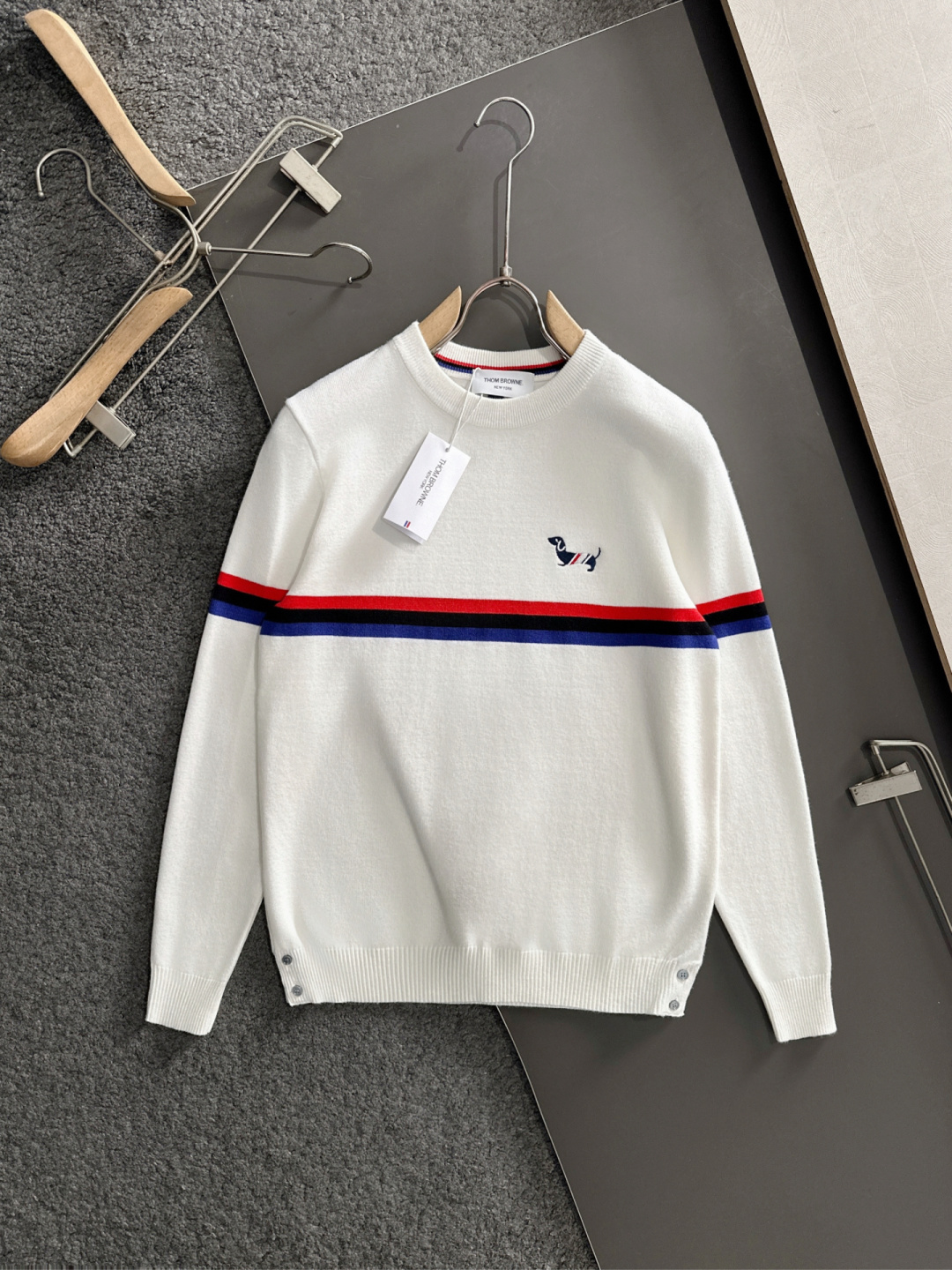 NO:711818,Support the new TB 2025 autumn and winter jacquard embroidery new simple round-neck knitted sweater after the new year, exquisite craft counter fabrics, fusion of top elements, complete classic 3 standards, trendy men's fashion, unparalleled in terms of upper body comfort and existence. Size M-3XL,,sweaters,19860909支持年后 TB 2025秋冬提花刺绣新款简约圆领针织毛衣,精致工艺专柜面料,顶级元素融合打造,经典3标齐全,潮男时尚,无论是上身舒适度还是都是无可比拟的存在 码数M-3XL,,sweaters,,Men's clothing