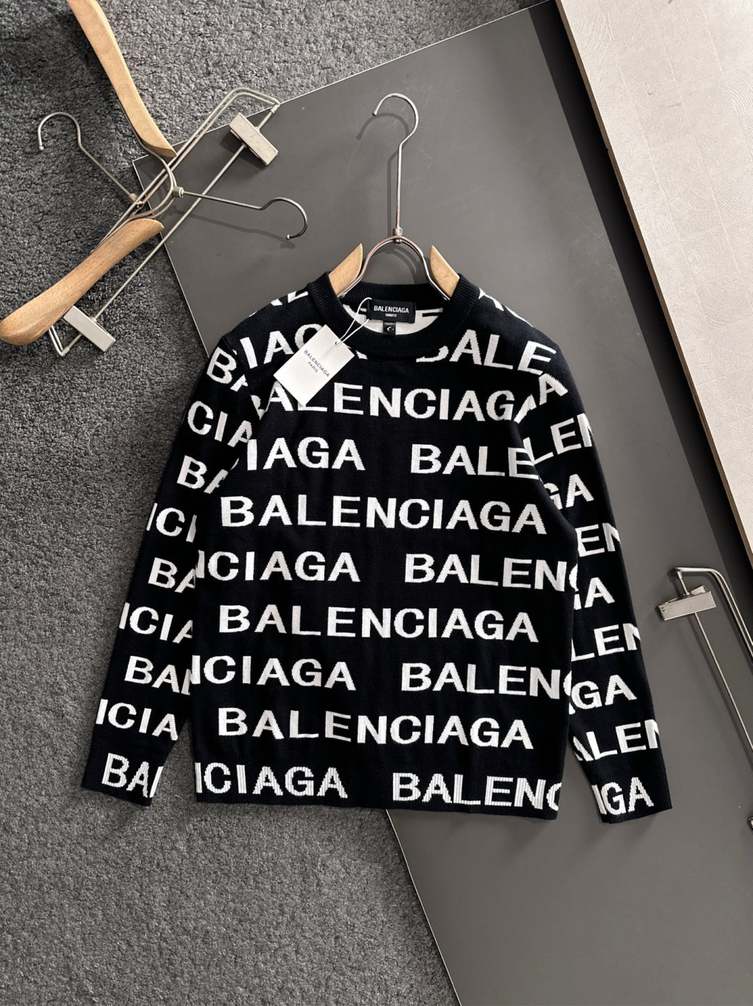 BAL 2025秋冬提花➕刺绣新款简约圆领针织毛衣，精致工艺专柜面料，顶级元素融合打造，经典3标齐全，潮