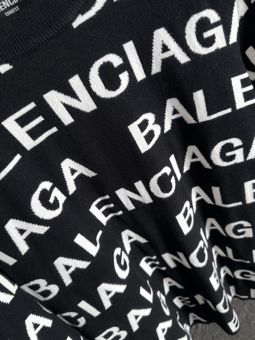 BAL 2025秋冬提花➕刺绣新款简约圆领针织毛衣，精致工艺专柜面料，顶级元素融合打造，经典3标齐全，潮