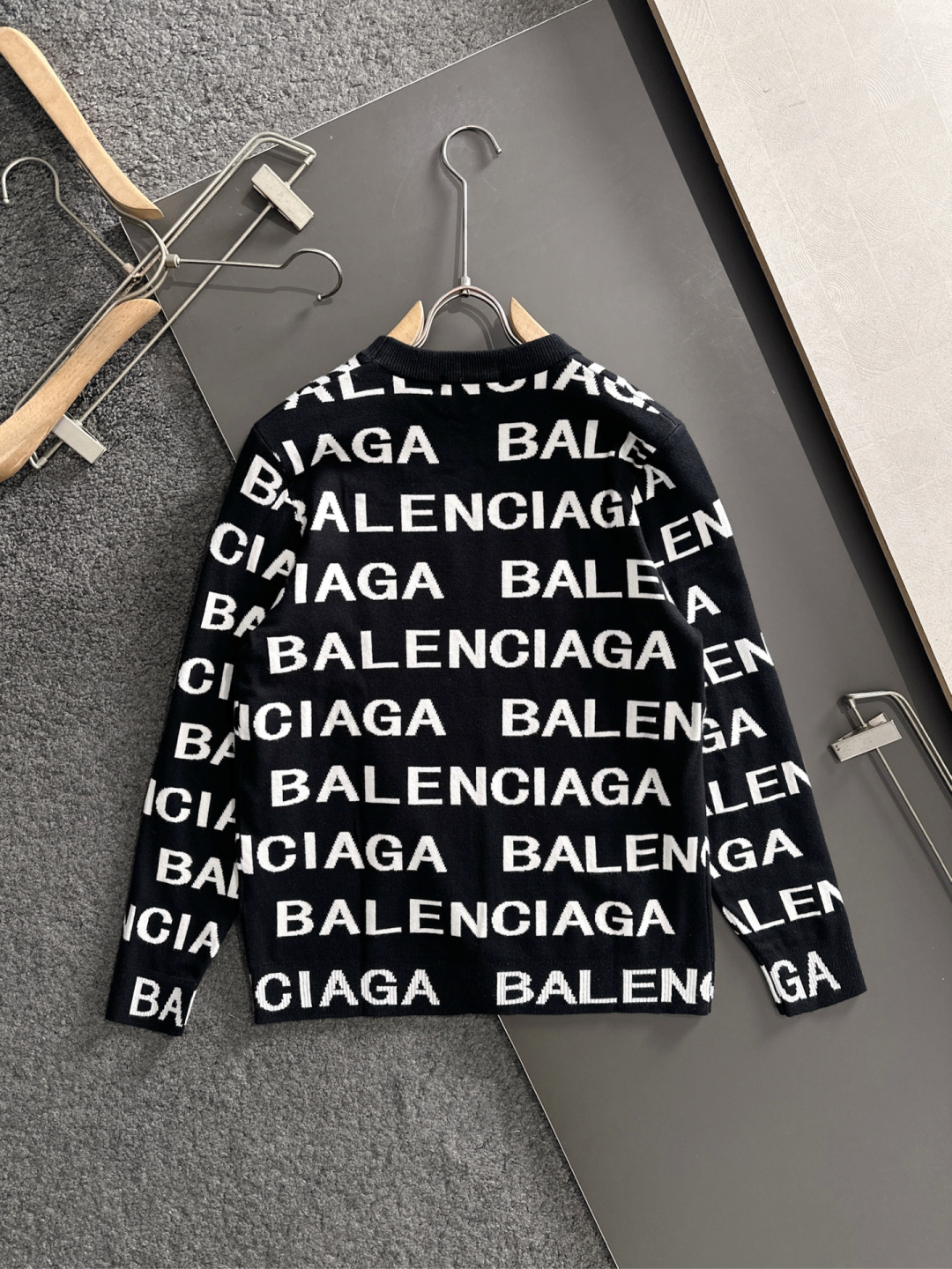 BAL 2025秋冬提花➕刺绣新款简约圆领针织毛衣，精致工艺专柜面料，顶级元素融合打造，经典3标齐全，潮