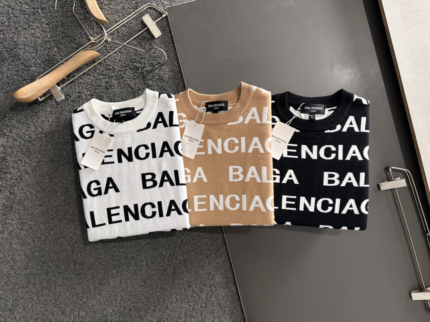 BAL 2025秋冬提花➕刺绣新款简约圆领针织毛衣，精致工艺专柜面料，顶级元素融合打造，经典3标齐全，潮