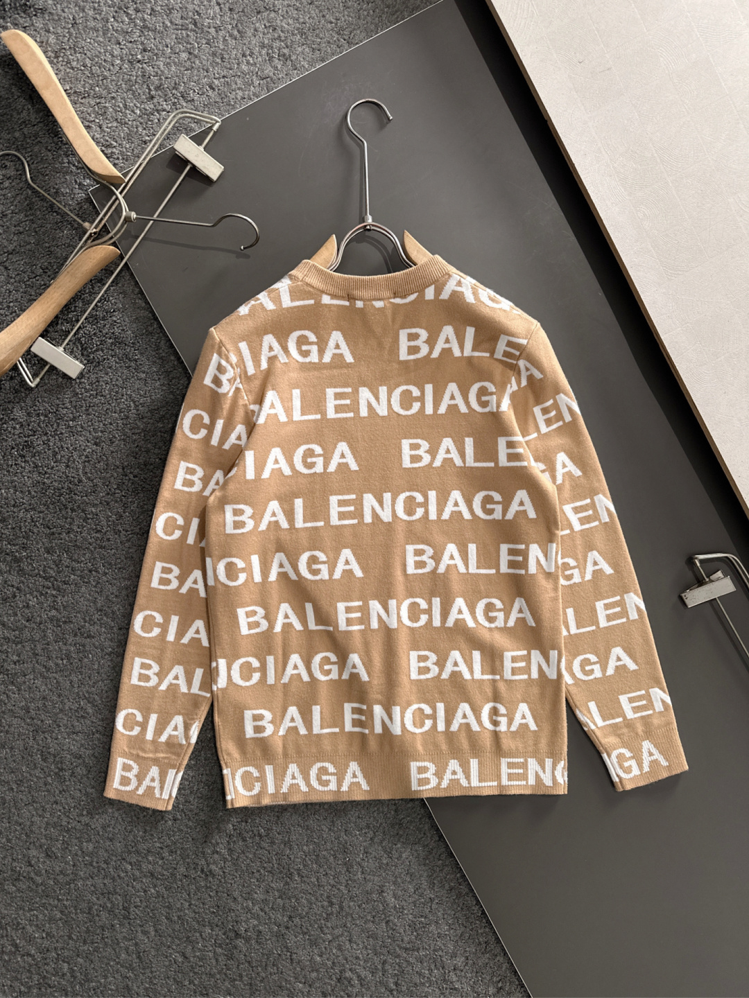 BAL 2025秋冬提花➕刺绣新款简约圆领针织毛衣，精致工艺专柜面料，顶级元素融合打造，经典3标齐全，潮