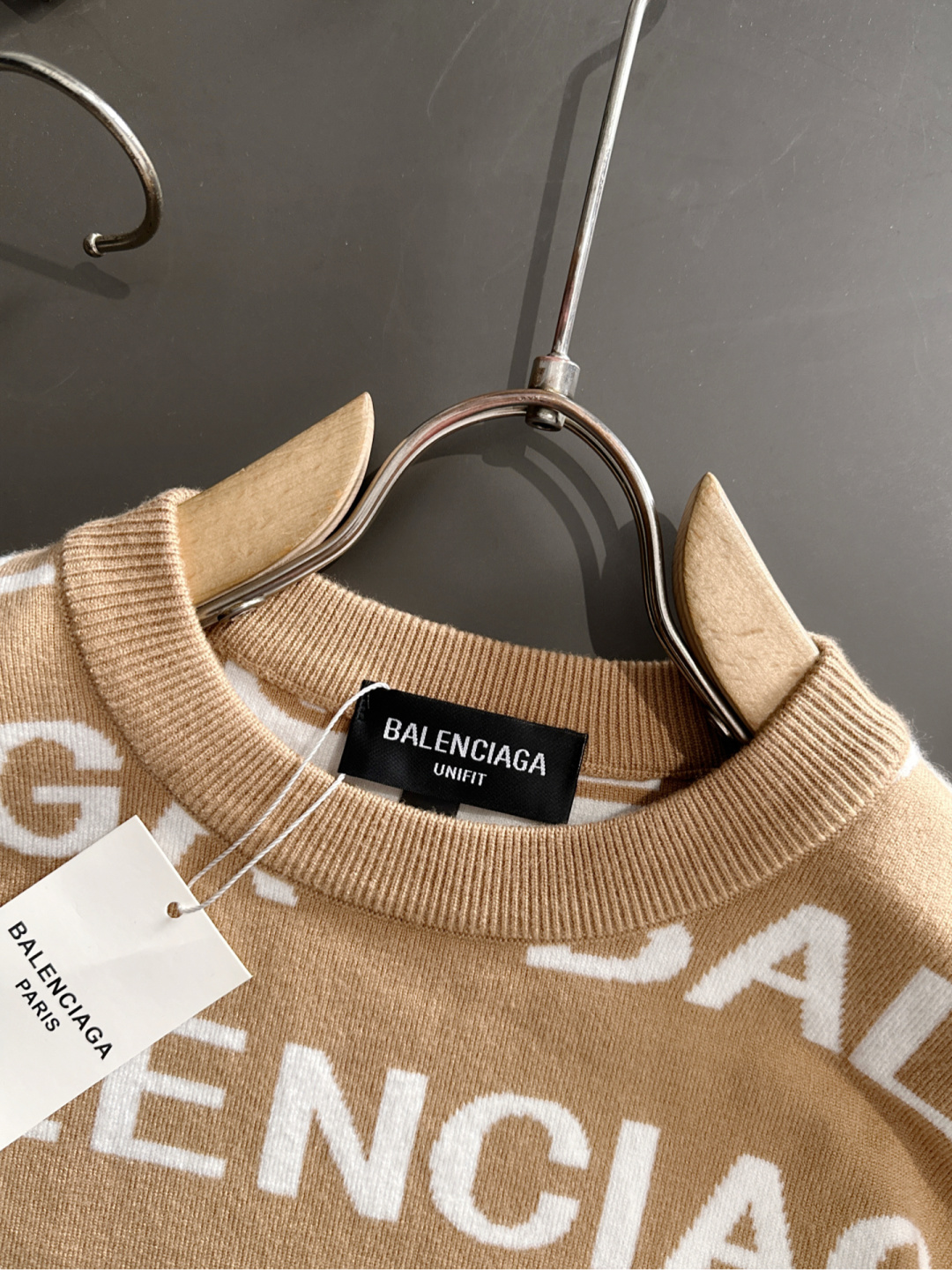 BAL 2025秋冬提花➕刺绣新款简约圆领针织毛衣，精致工艺专柜面料，顶级元素融合打造，经典3标齐全，潮