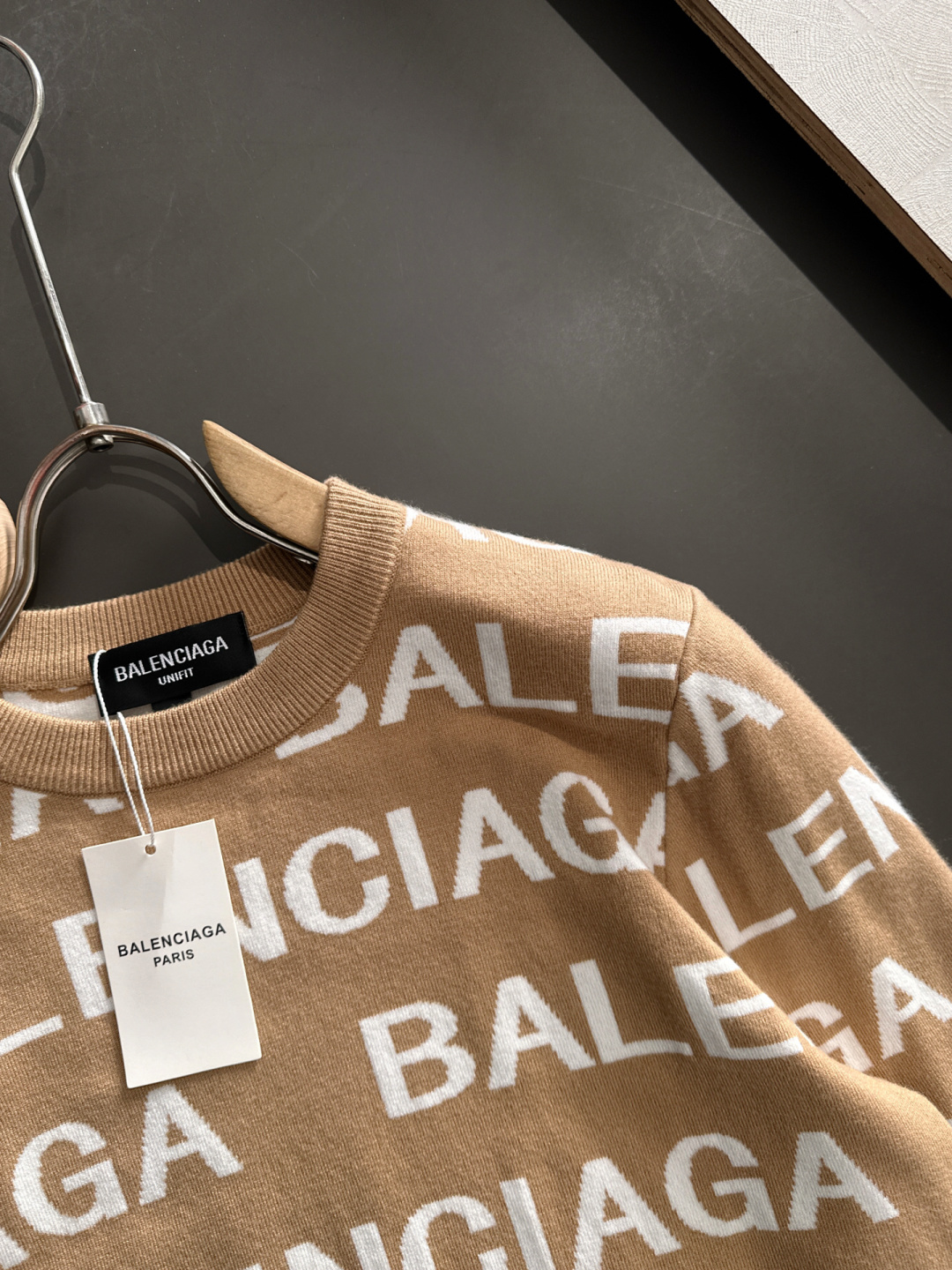 BAL 2025秋冬提花➕刺绣新款简约圆领针织毛衣，精致工艺专柜面料，顶级元素融合打造，经典3标齐全，潮