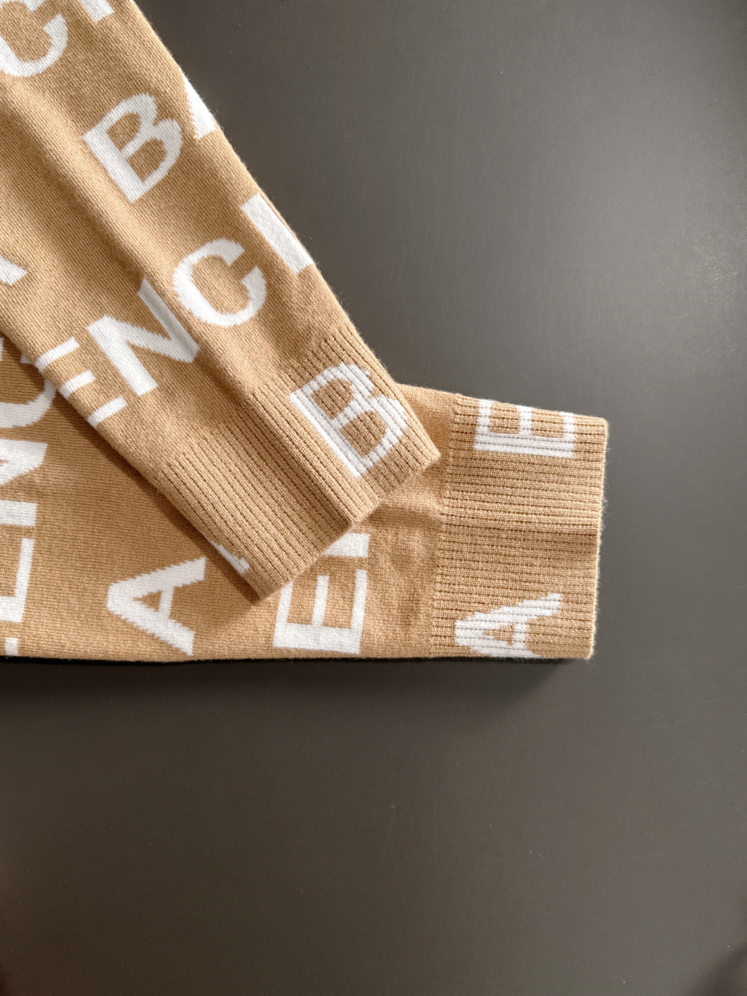 BAL 2025秋冬提花➕刺绣新款简约圆领针织毛衣，精致工艺专柜面料，顶级元素融合打造，经典3标齐全，潮