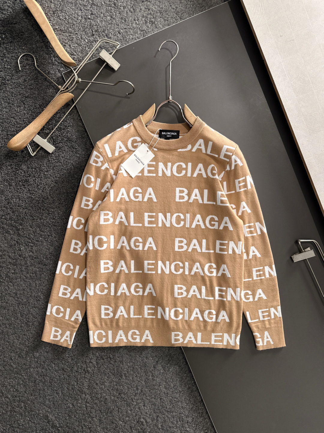 BAL 2025秋冬提花➕刺绣新款简约圆领针织毛衣，精致工艺专柜面料，顶级元素融合打造，经典3标齐全，潮