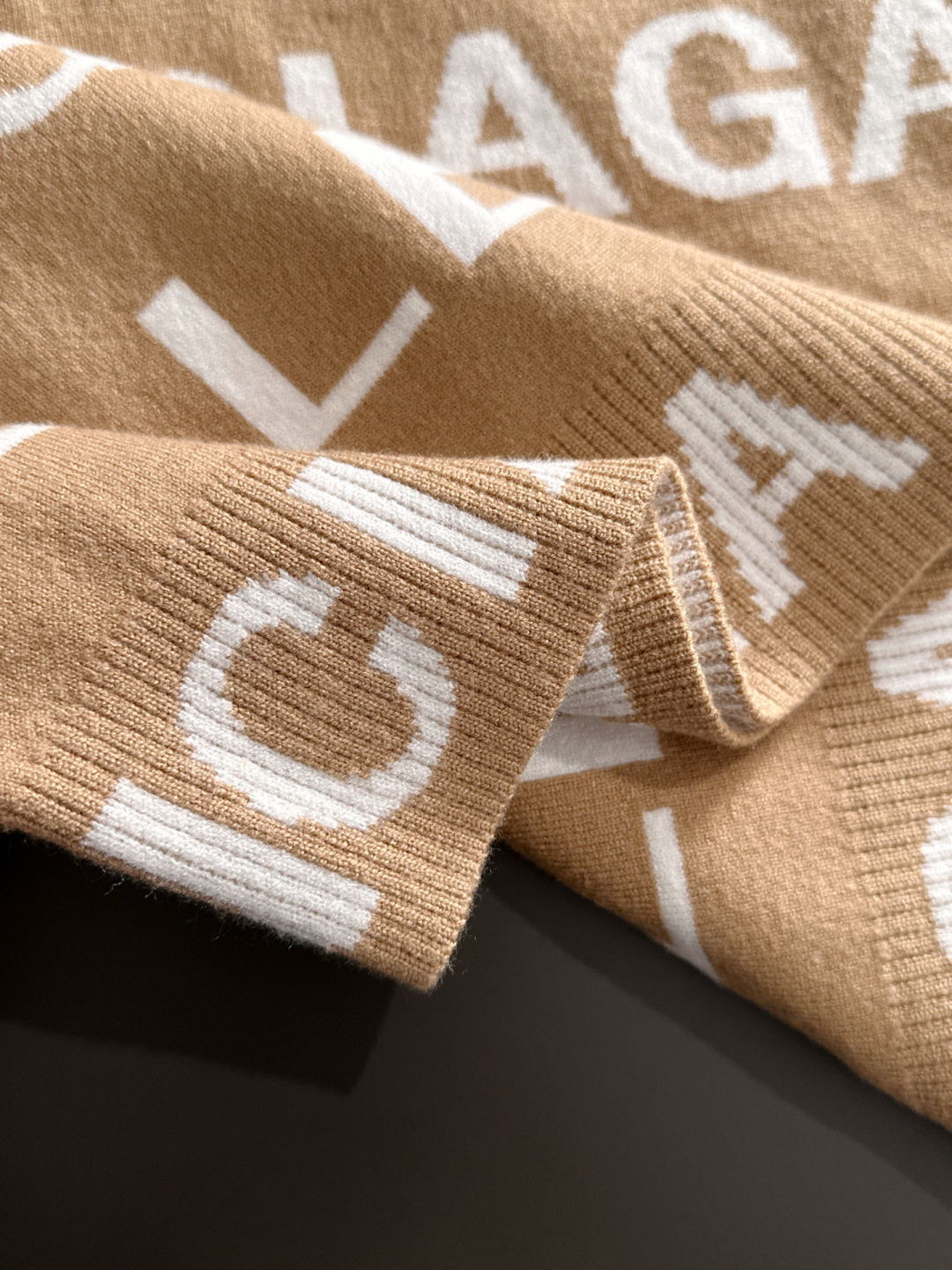 BAL 2025秋冬提花➕刺绣新款简约圆领针织毛衣，精致工艺专柜面料，顶级元素融合打造，经典3标齐全，潮