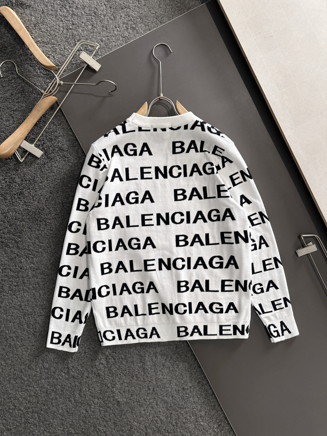 BAL 2025秋冬提花➕刺绣新款简约圆领针织毛衣，精致工艺专柜面料，顶级元素融合打造，经典3标齐全，潮