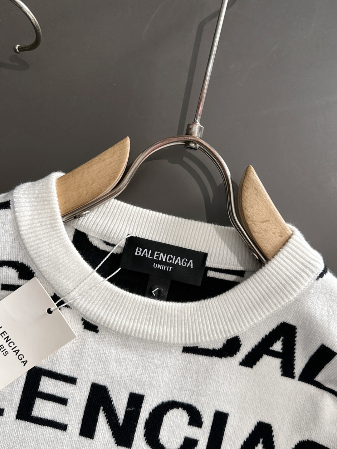 BAL 2025秋冬提花➕刺绣新款简约圆领针织毛衣，精致工艺专柜面料，顶级元素融合打造，经典3标齐全，潮