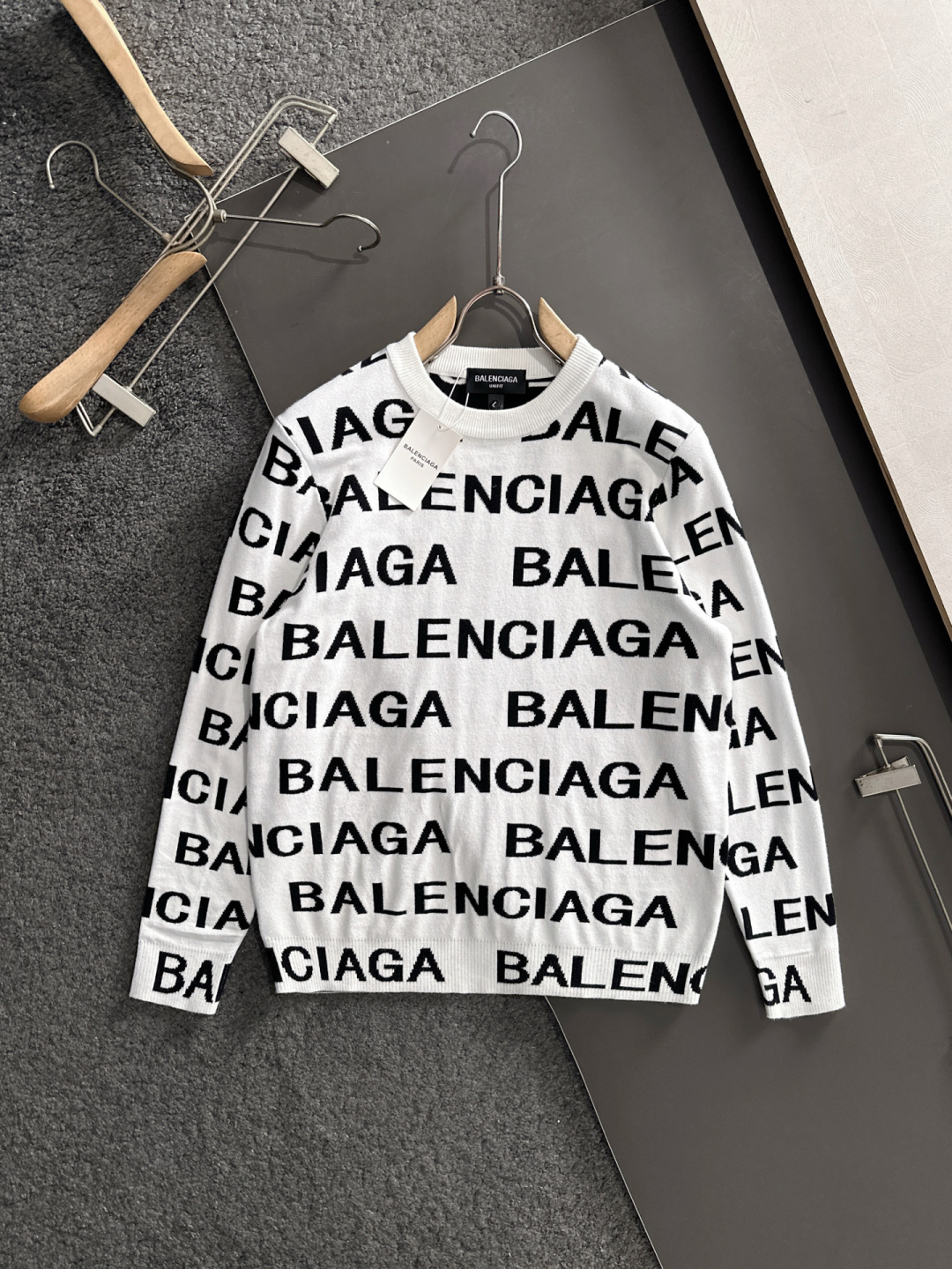 BAL 2025秋冬提花➕刺绣新款简约圆领针织毛衣，精致工艺专柜面料，顶级元素融合打造，经典3标齐全，潮