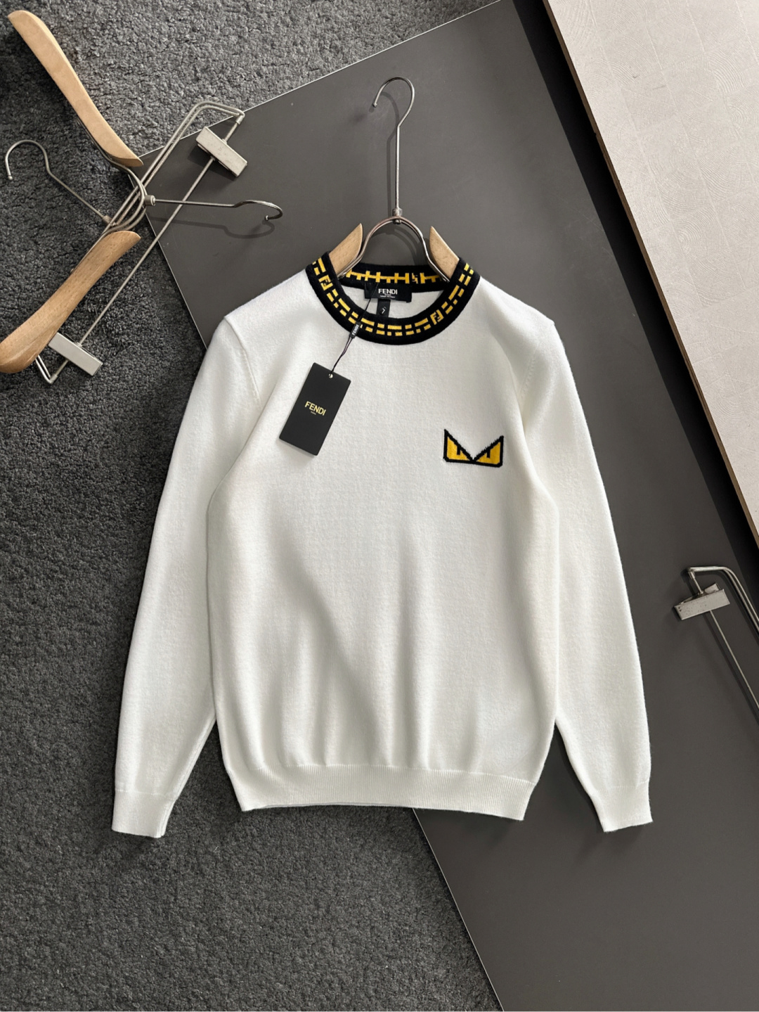 FD 2025秋冬提花➕刺绣新款简约圆领针织毛衣，精致工艺专柜面料，顶级元素融合打造，经典3标齐全，潮男