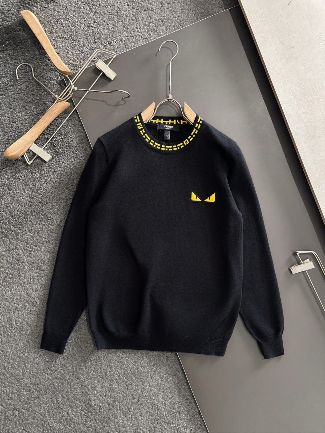 FD 2025秋冬提花➕刺绣新款简约圆领针织毛衣，精致工艺专柜面料，顶级元素融合打造，经典3标齐全，潮男