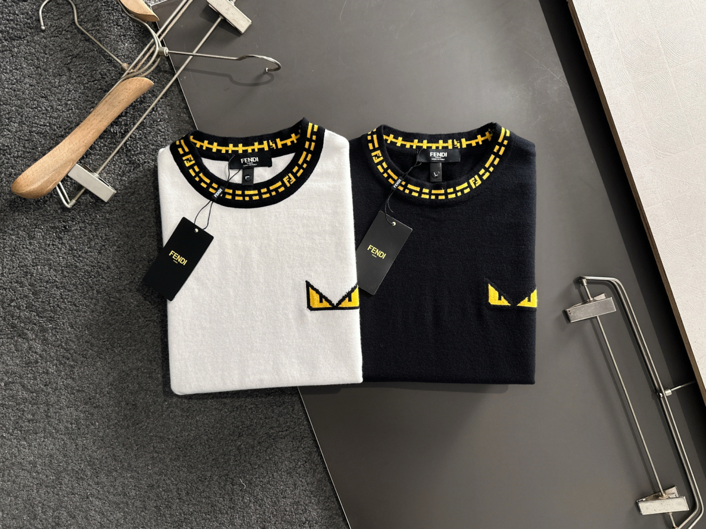 FD 2025秋冬提花➕刺绣新款简约圆领针织毛衣，精致工艺专柜面料，顶级元素融合打造，经典3标齐全，潮男