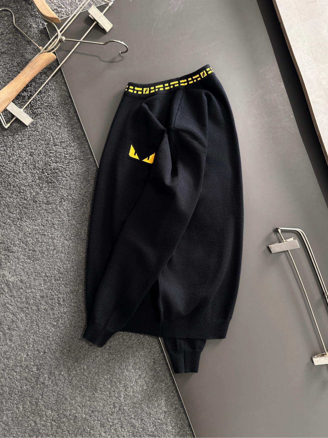 FD 2025秋冬提花➕刺绣新款简约圆领针织毛衣，精致工艺专柜面料，顶级元素融合打造，经典3标齐全，潮男