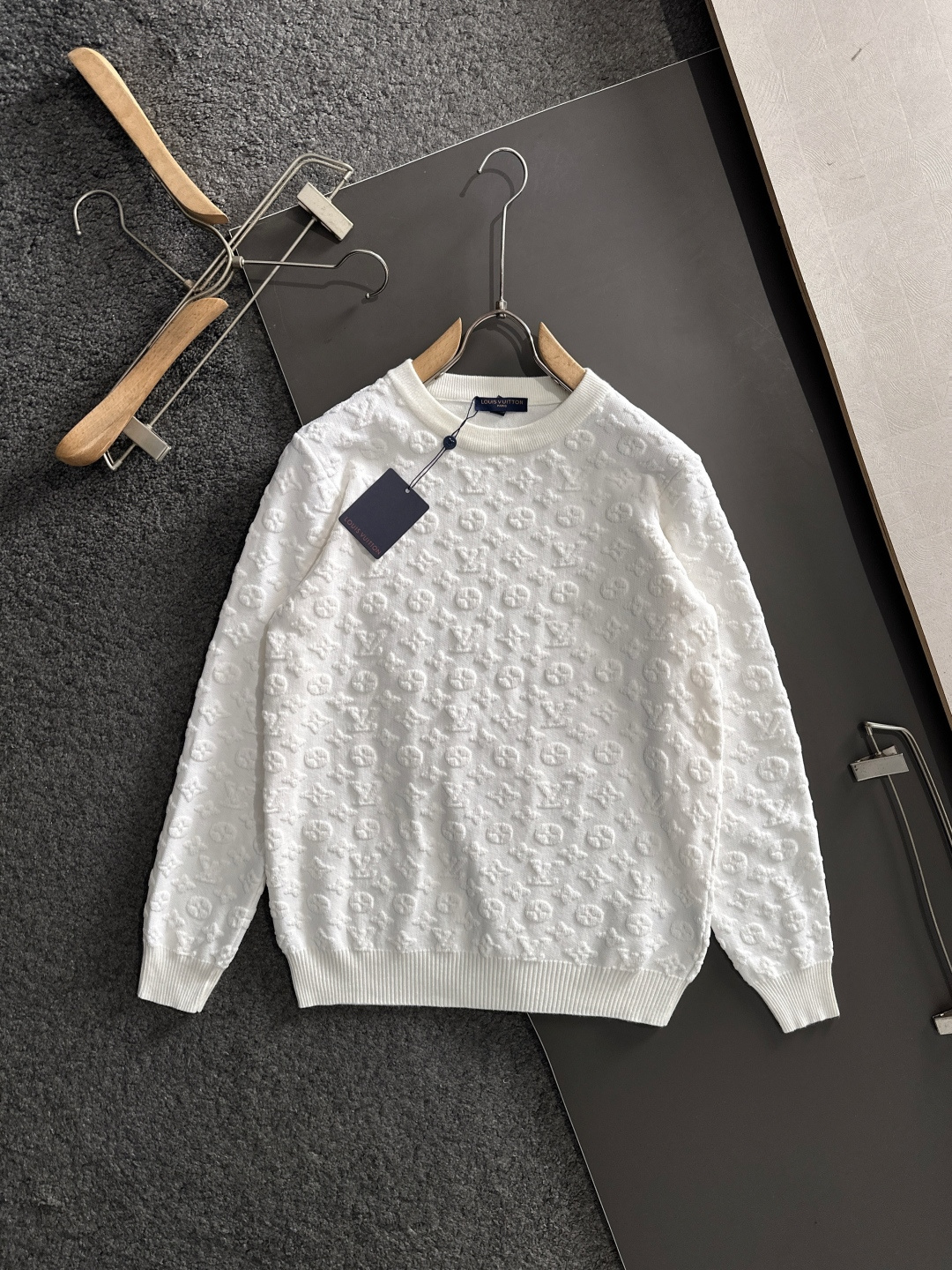 NO:711809,Support the new 1V 2025 autumn and winter jacquard embroidery new simple round neck knitted sweater, exquisite craft counter fabrics, fusion of top elements, complete classic 3 standards, trendy men's fashion, unparalleled in terms of upper body comfort and size M-3XL,,sweaters,19860909支持年后 1V 2025秋冬提花刺绣新款简约圆领针织毛衣,精致工艺专柜面料,顶级元素融合打造,经典3标齐全,潮男时尚,无论是上身舒适度还是都是无可比拟的存在 码数M-3XL,,sweaters,,Men's clothing