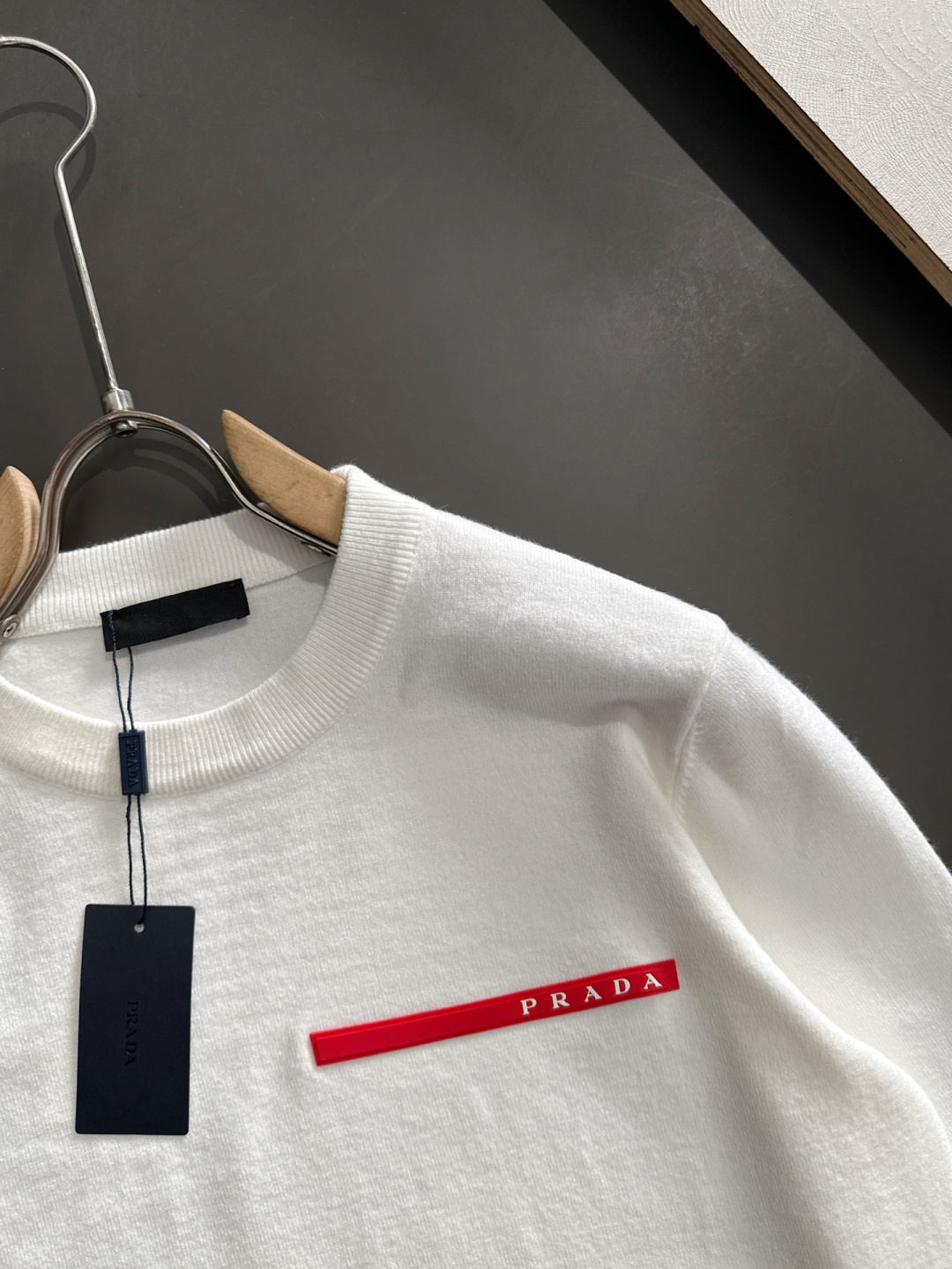 PRAD 2025SS秋冬刺绣新款简约圆领针织毛衣，精致工艺专柜面料，顶级元素融合打造，经典3标齐全，潮