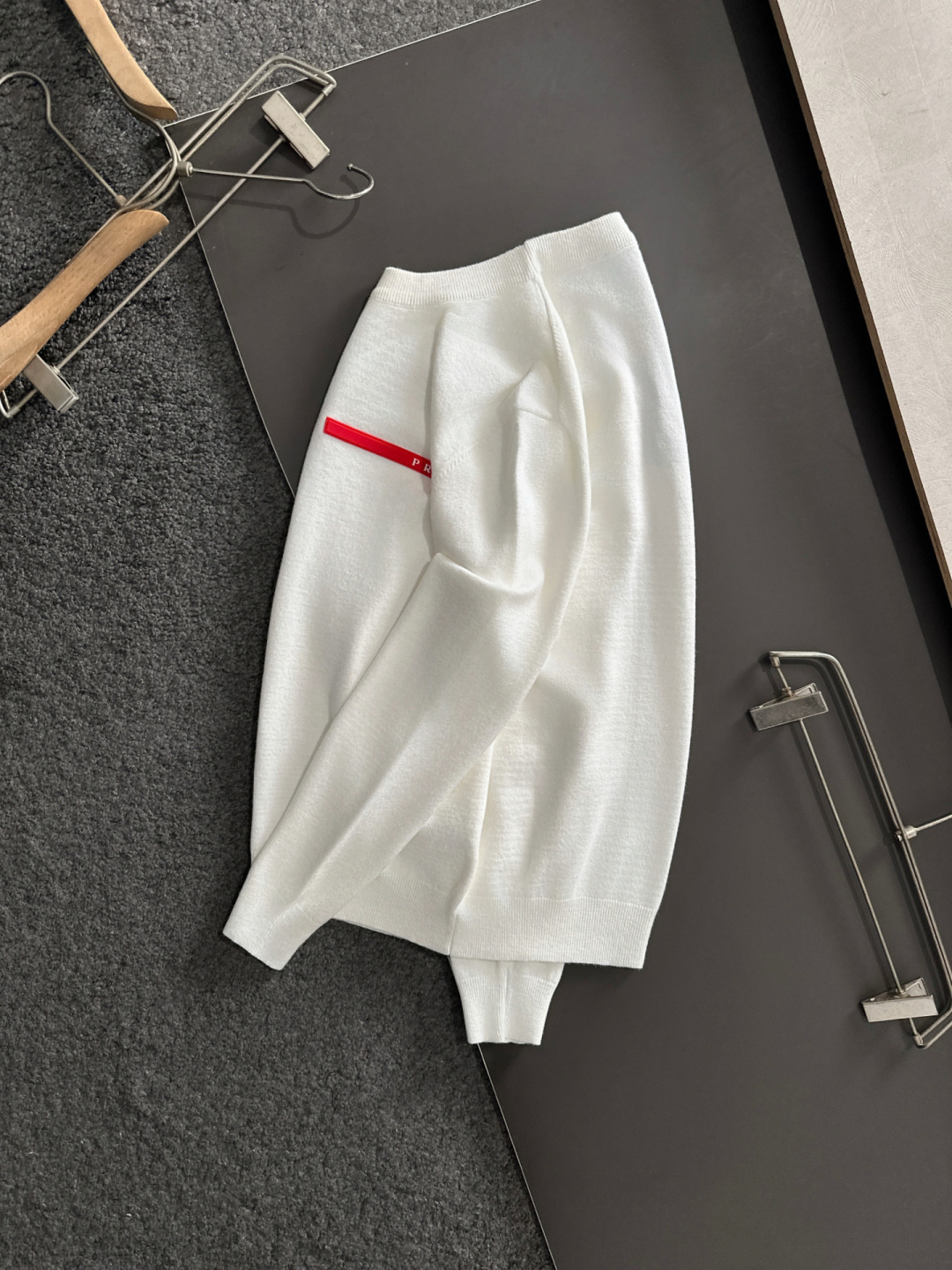 PRAD 2025SS秋冬刺绣新款简约圆领针织毛衣，精致工艺专柜面料，顶级元素融合打造，经典3标齐全，潮