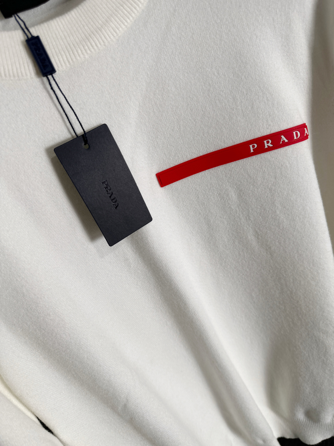 PRAD 2025SS秋冬刺绣新款简约圆领针织毛衣，精致工艺专柜面料，顶级元素融合打造，经典3标齐全，潮
