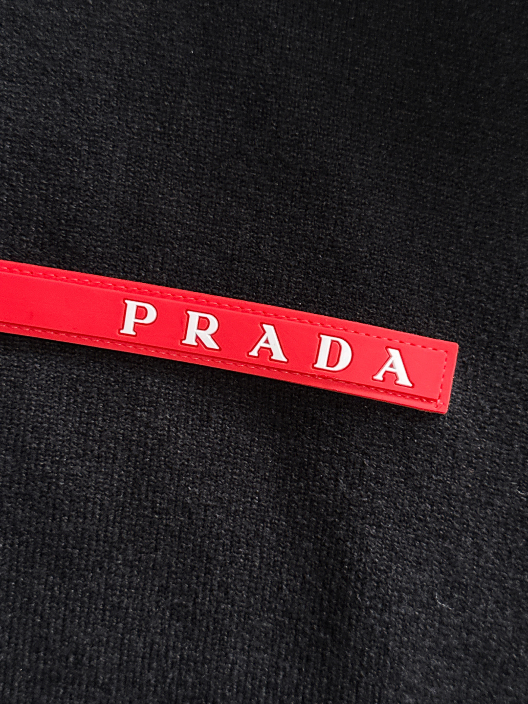 PRAD 2025SS秋冬刺绣新款简约圆领针织毛衣，精致工艺专柜面料，顶级元素融合打造，经典3标齐全，潮